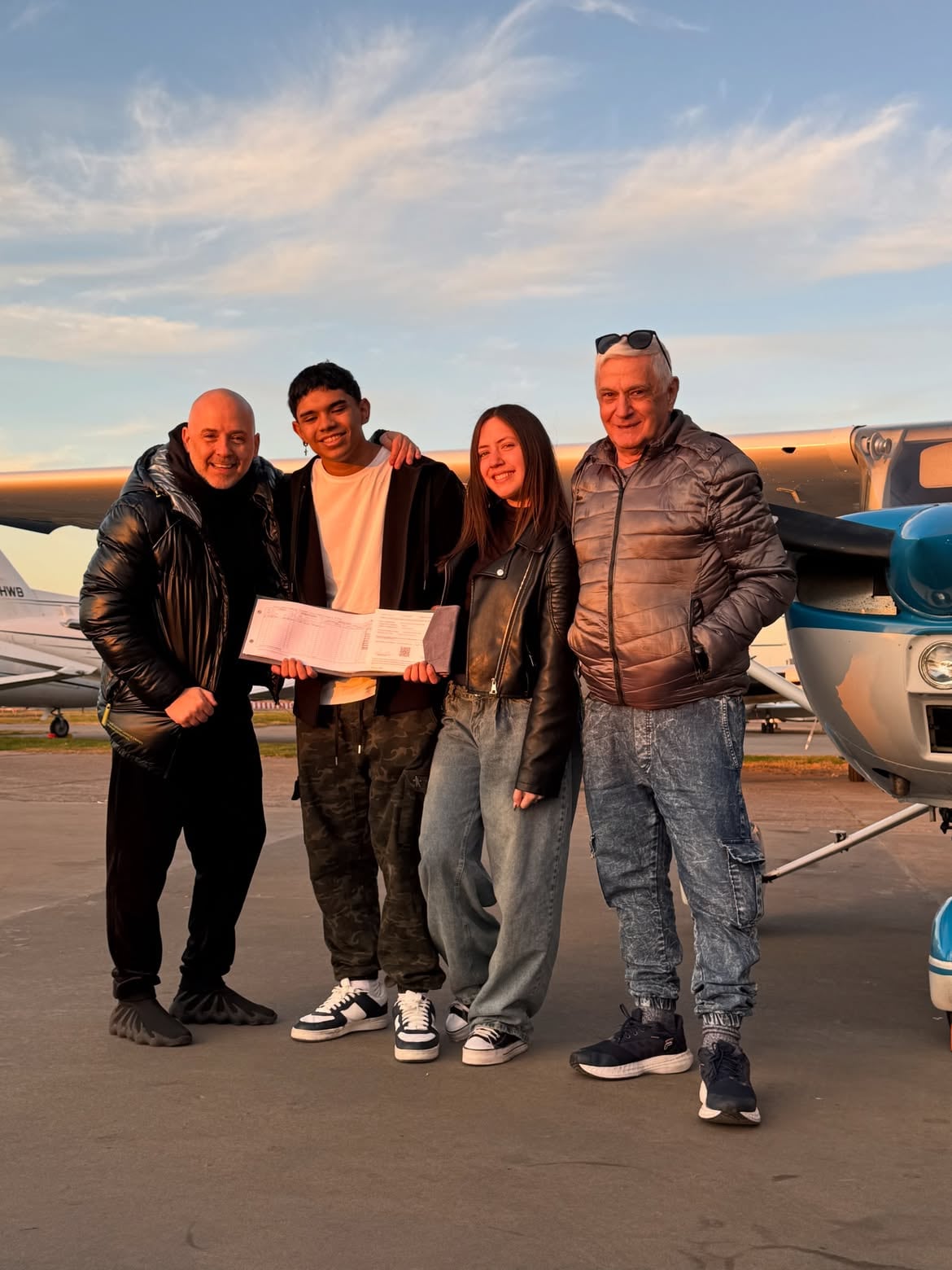 Lucio con su familia después de recibir el diploma