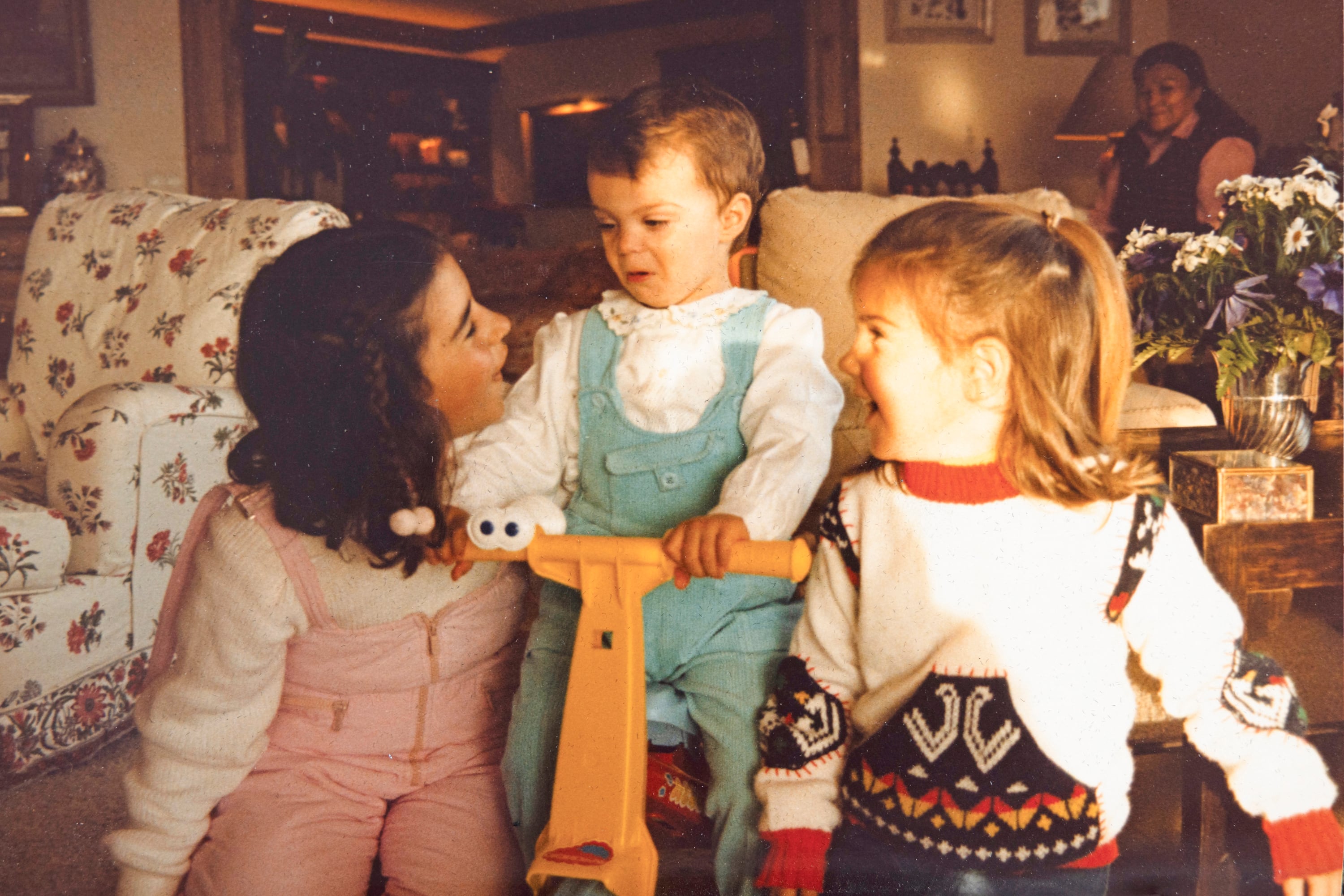 Sus hijas Carminne y Tweety rodean a Athina, la única heredera de Christina