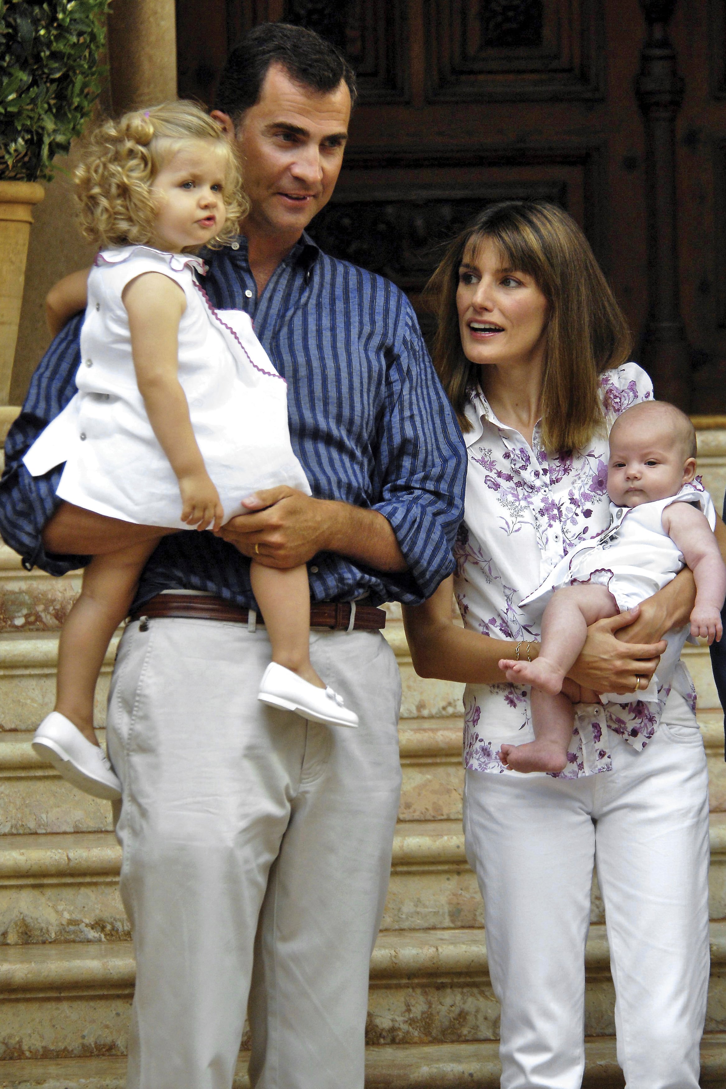 Un recuerdo de 2007, con Felipe y Letizia, entonces príncipes herederos, posando en las escalinatas con sus hijas, Leonor, de un año y medio, y Sofía, con unos tres meses