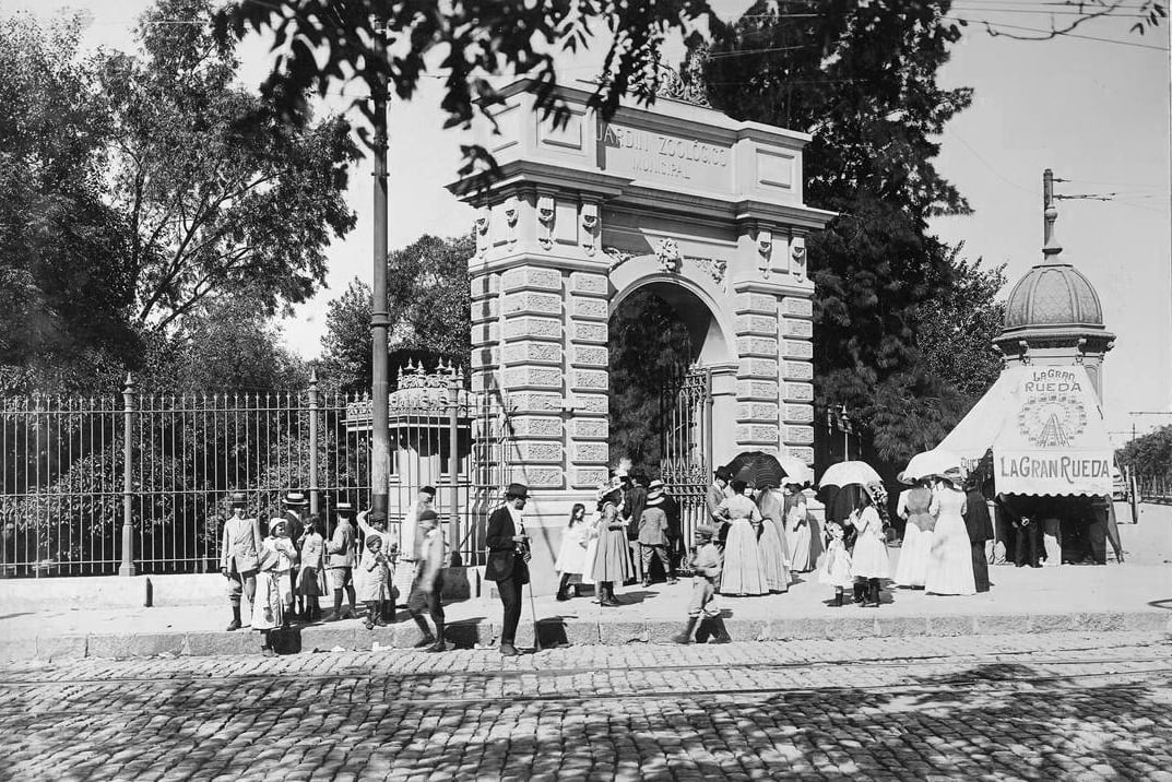 El gran portal de acceso del ex Zoológico fue construido en 1902