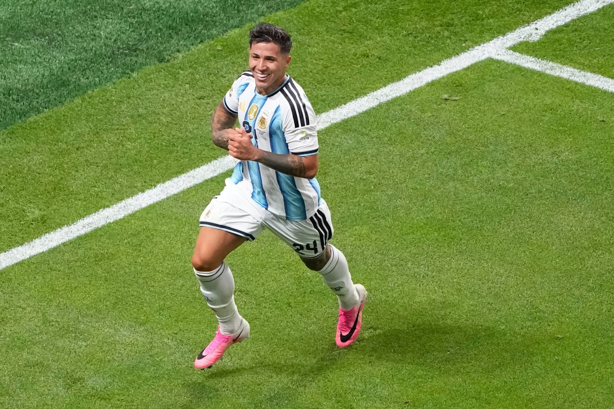 Ya en tiempo agregado, una recuperación en campo rival derivó en un desborde de Lautaro Martínez y un centro preciso para Enzo Fernández, que apareció por el medio y conectó de cabeza para decretar el 3-2 definitivo