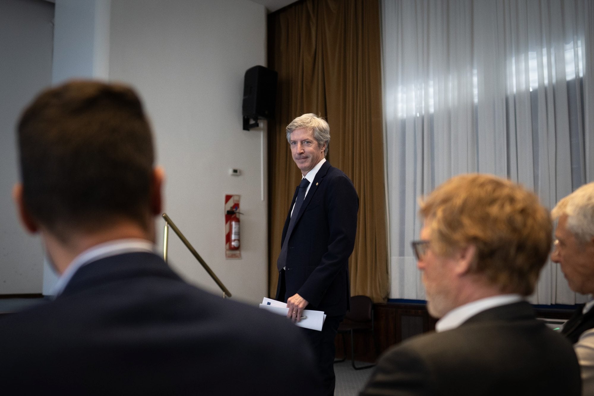 (251215) -- BUENOS AIRES, 15 diciembre, 2025 (Xinhua) -- El presidente del Banco Central de la República Argentina, Santiago Bausili, sonríe previo a una conferencia de prensa, en la ciudad de Buenos Aires, capital de Argentina, el 15 de diciembre de 2025. (Xinhua/Martín Zabala) (mz) (oa) (ah) (vf)