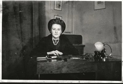 Catherine en el apartamento de su hermano Christian Dior en París