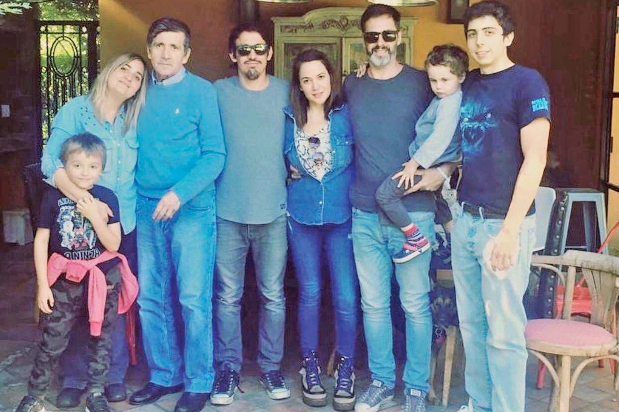 En 2010. De izquierda a derecha, Camila con su hijo Dante, Marcos Gastaldi, Marcos hijo, Valeria y su marido, Facundo Peryra Iraola, y, Rocco, el hijo que Marcos tuvo con Marcela Tinayre.