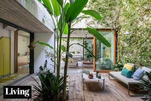 Son familia y unieron fuerzas para comprar un terreno donde construir dos casas, cada una con su pileta