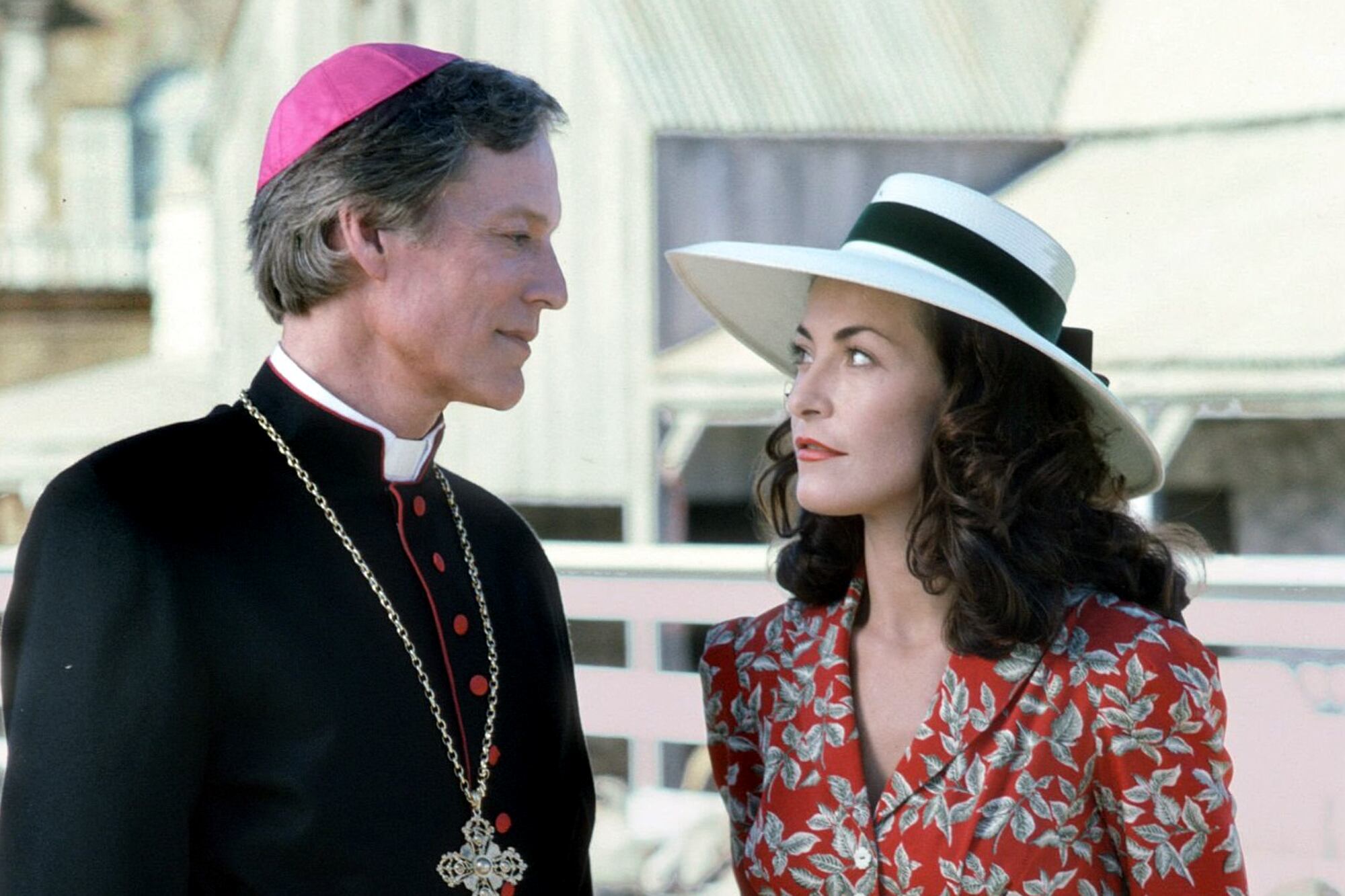 Richard Chamberlain y Amanda Donohoe, en la producción que intentó seguir los exitosos pasos de la versión original, El pájaro canta hasta morir: Los años perdidos , pero no lo logró