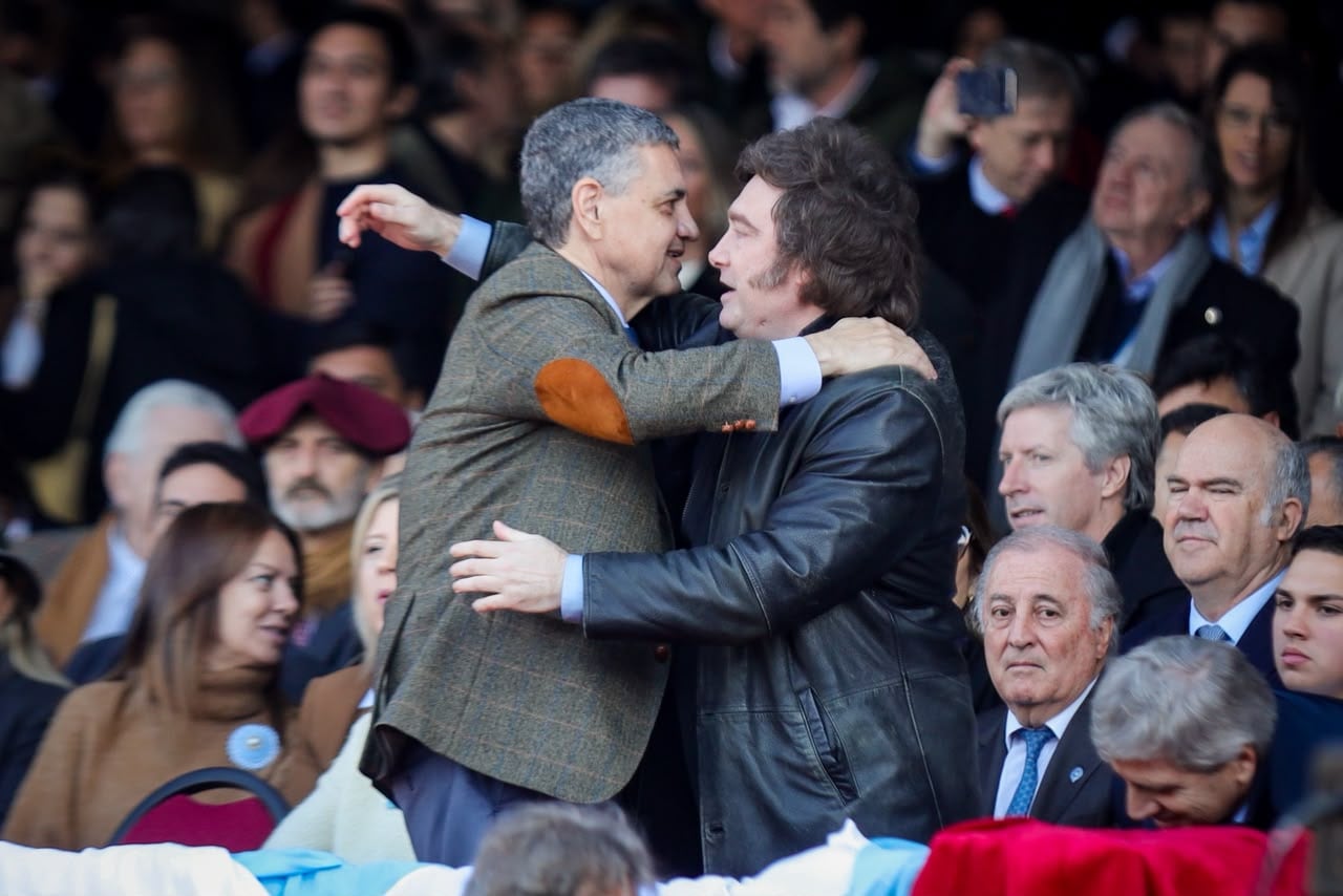 Milei en la Rural: se inaugura oficialmente la muestra y el campo se ilusiona con un anuncio de baja de retenciones para la carne. Milei y Jorge Macri