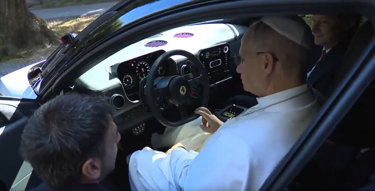 La reacción del papa León XIV al probar el nuevo auto totalmente eléctrico de Ferrari