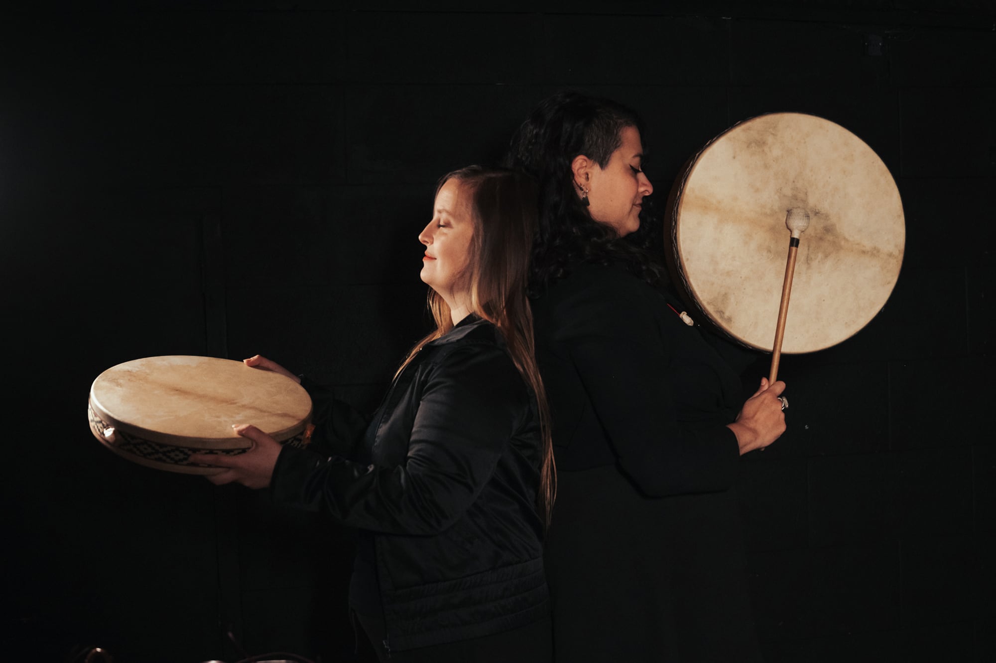 Meditación en la oscuridad: una propuesta sensorial inmersiva con tradiciones chamánicas y música ancestral