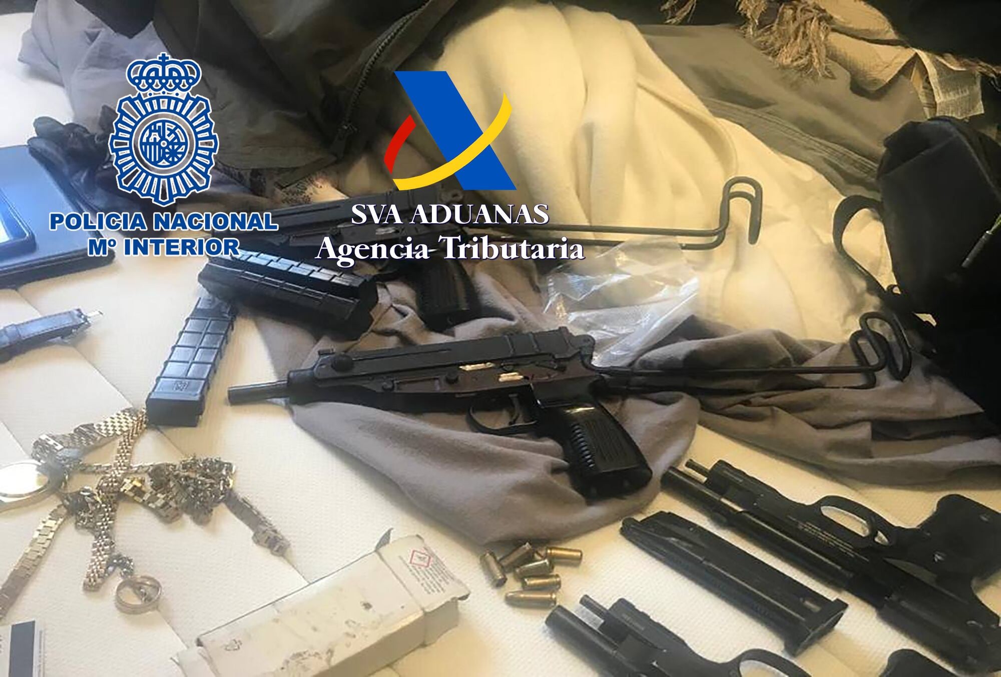 Armas y joyas incautadas por la policía española en los operativos contra los narcos mexicanos