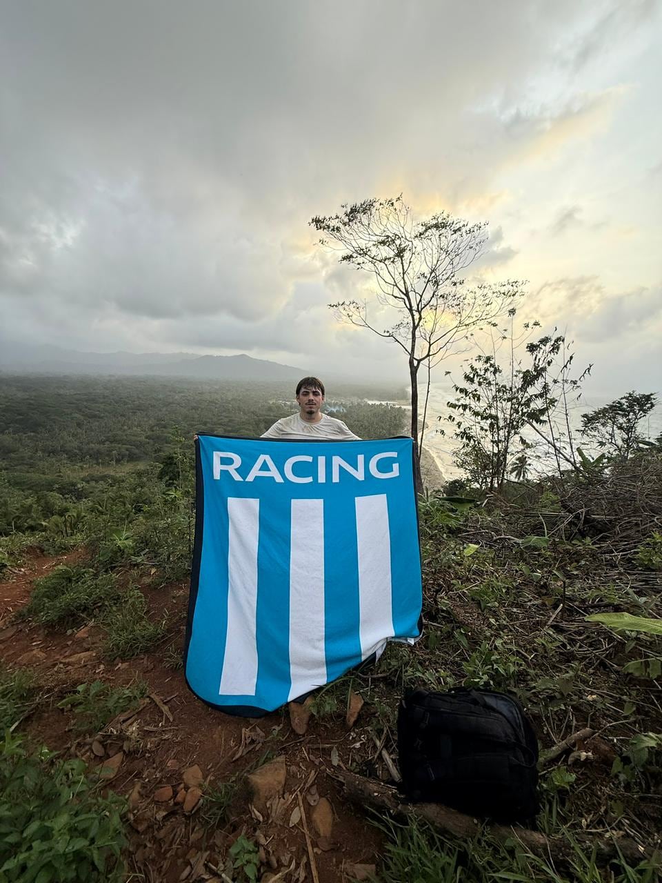 Va caminando a los partidos de Racing sin importar el país en el que les toque jugar