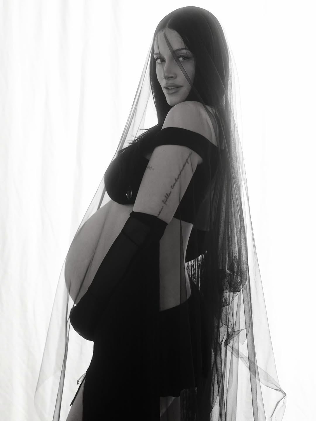 Oriana Sabatini causó furor con su look black bride durante sus ocho meses de embarazo (Foto: Instagram @orianasabatini)