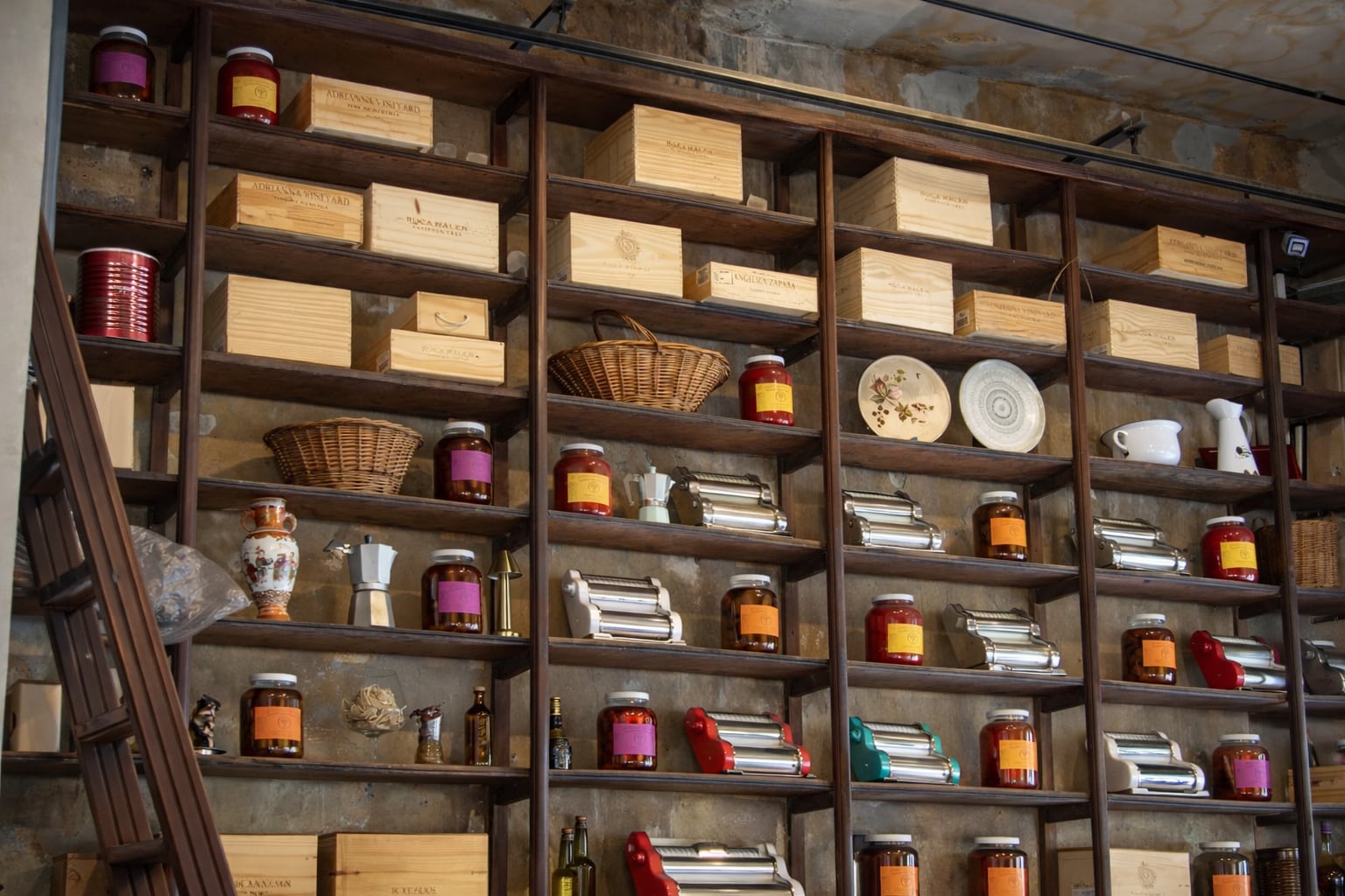 La decoración del espacio, con estantes muy bien montados