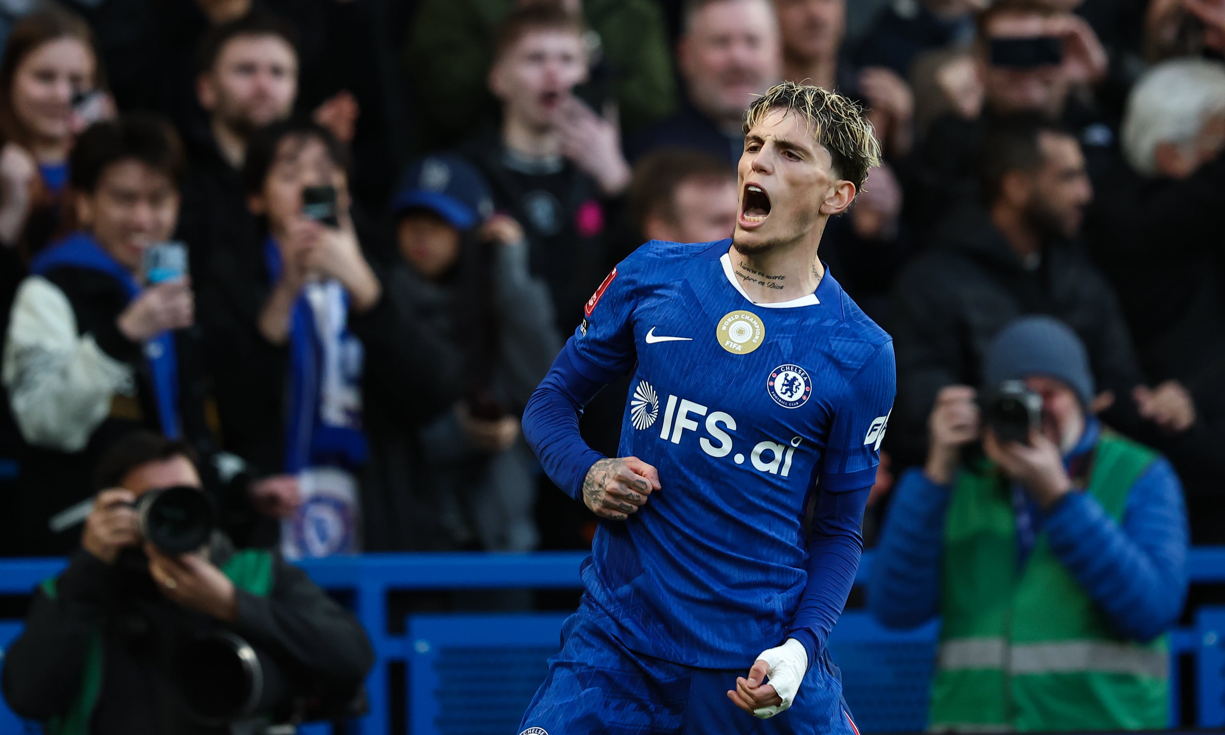 Alejandro Garnacho festeja tras convertir de penal el 7-0