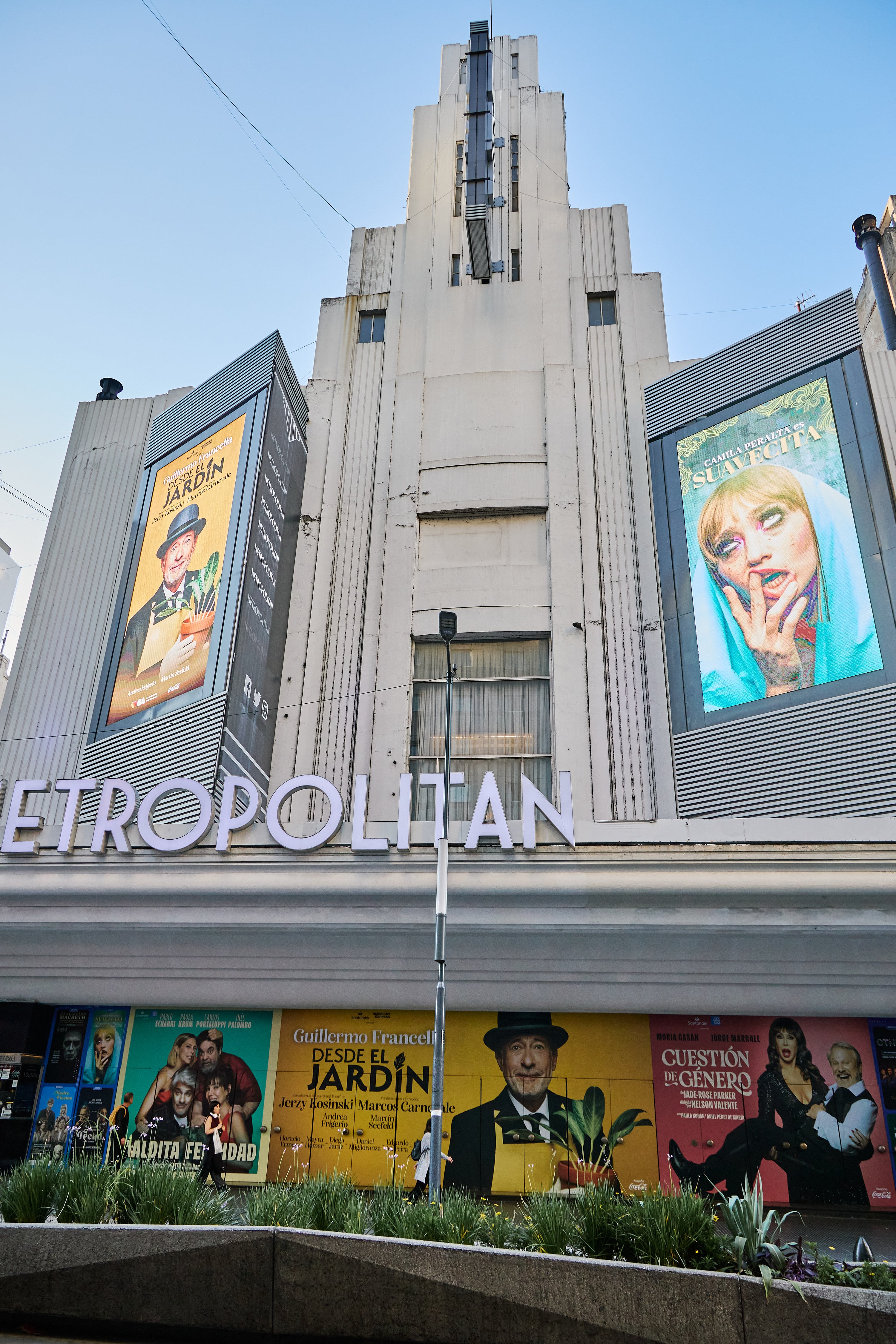 Las dos grandes pantallas del Metropolitan en la que coexiste un tanque como es Desde el jardín con una obra de la escena alternativa, como Suavecita