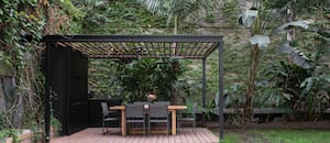 Pérgolas y galerías con plantas que transforman el jardín en un refugio