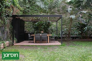 Pérgolas y galerías con plantas que transforman el jardín en un refugio
