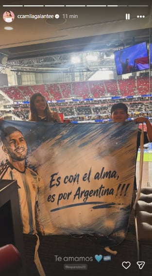 La familia de Leandro Paredes también desplegó su bandera (Foto: Instagram @ccamilagalantee)