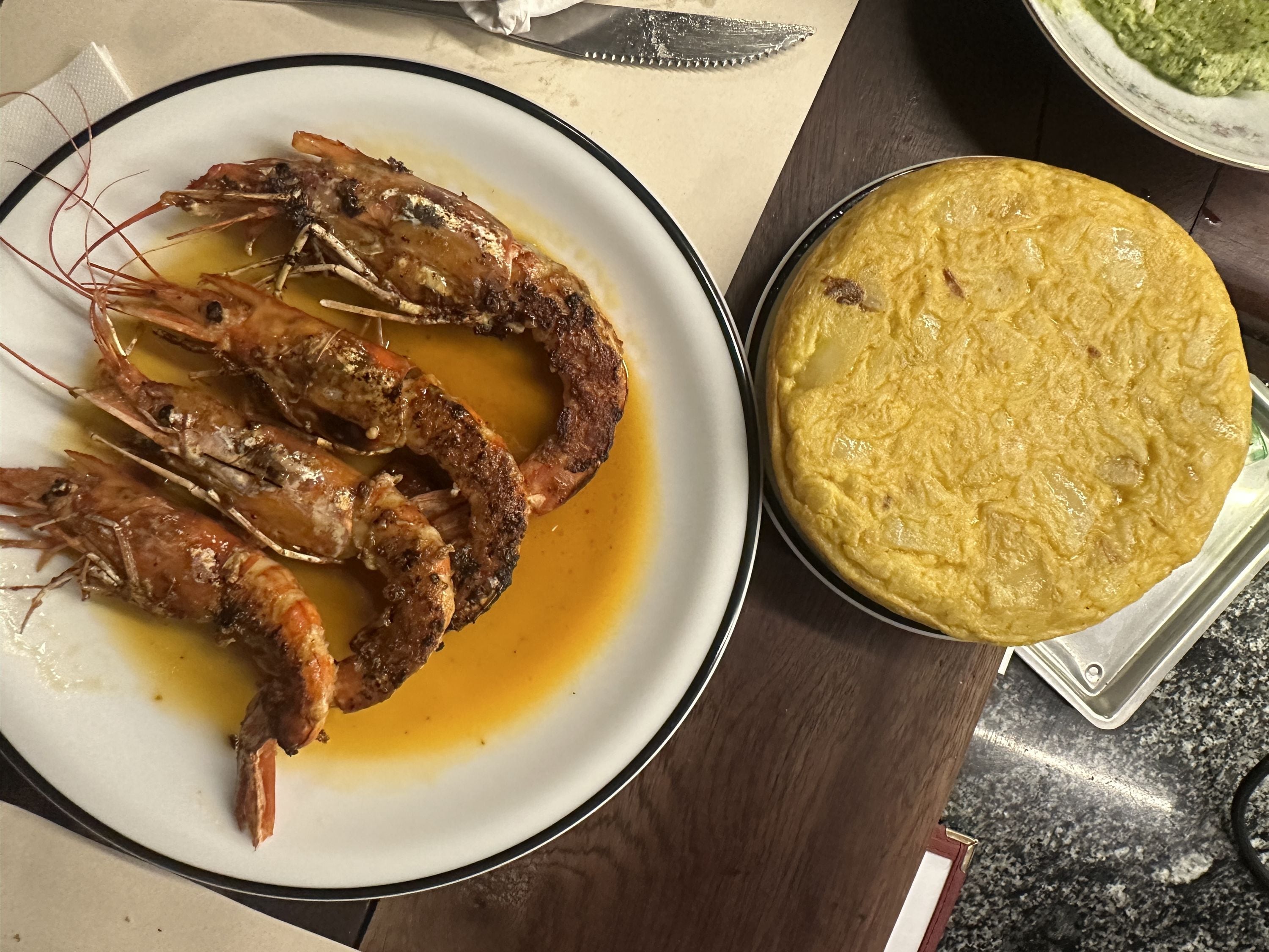 Bar Mercedes y un menú entre argentino y español: langostinos con su fumet y tortilla