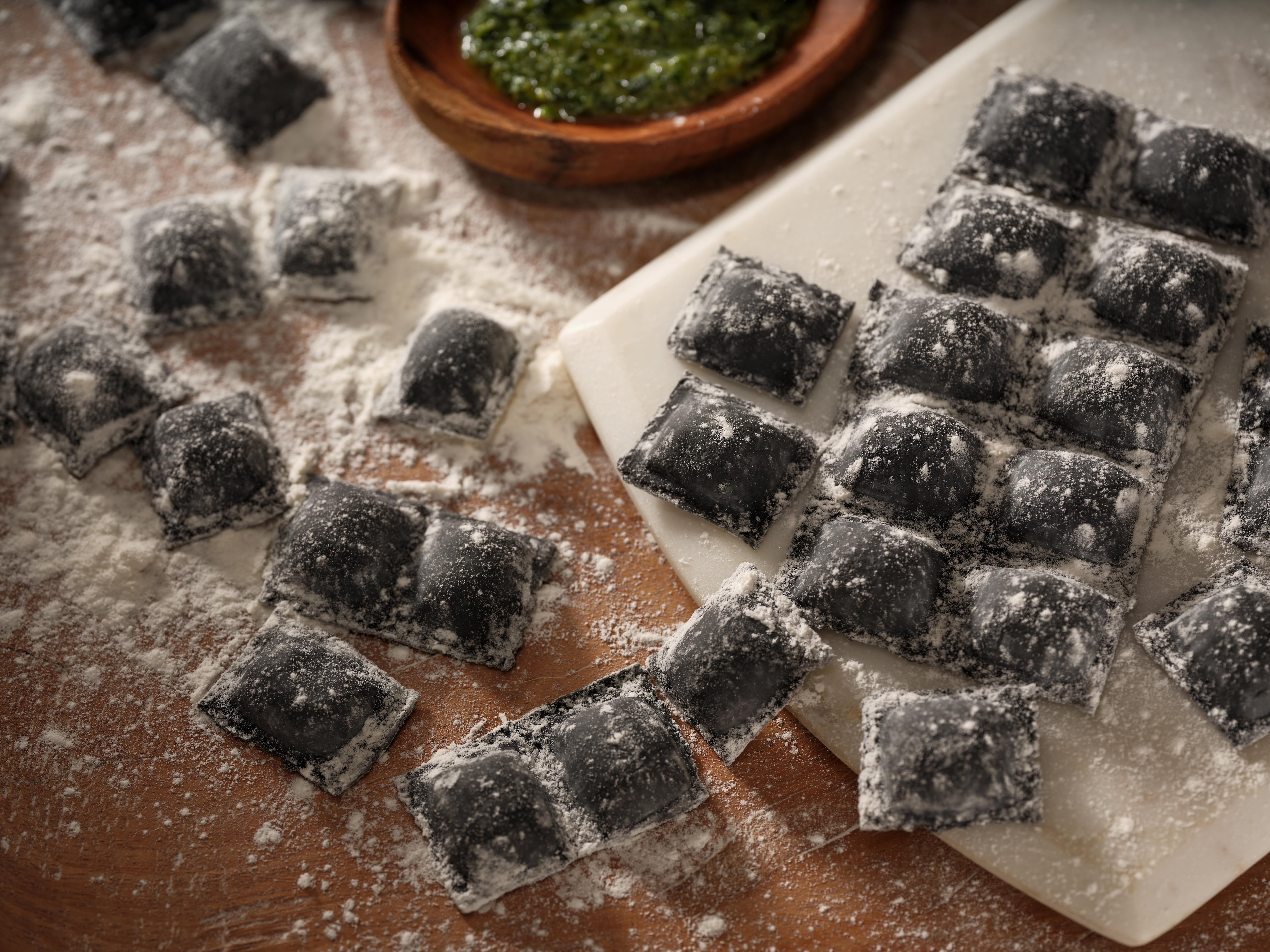 Los ravioles nero di seppia rellenos de salmón son unos de los más aclamados