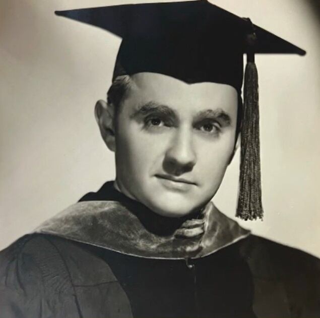 Tucker trabajó casi ocho décadas como neurólogo y ahora se dedica a hablar de la salud mental en la adultez mayor