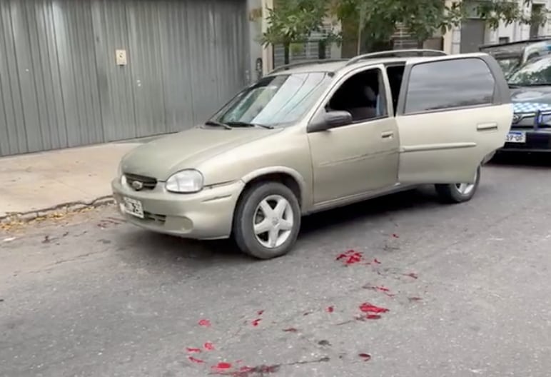 Las manchas y el vehículo del transportista quedaron en la calle mientras se realizaba el operativo.
