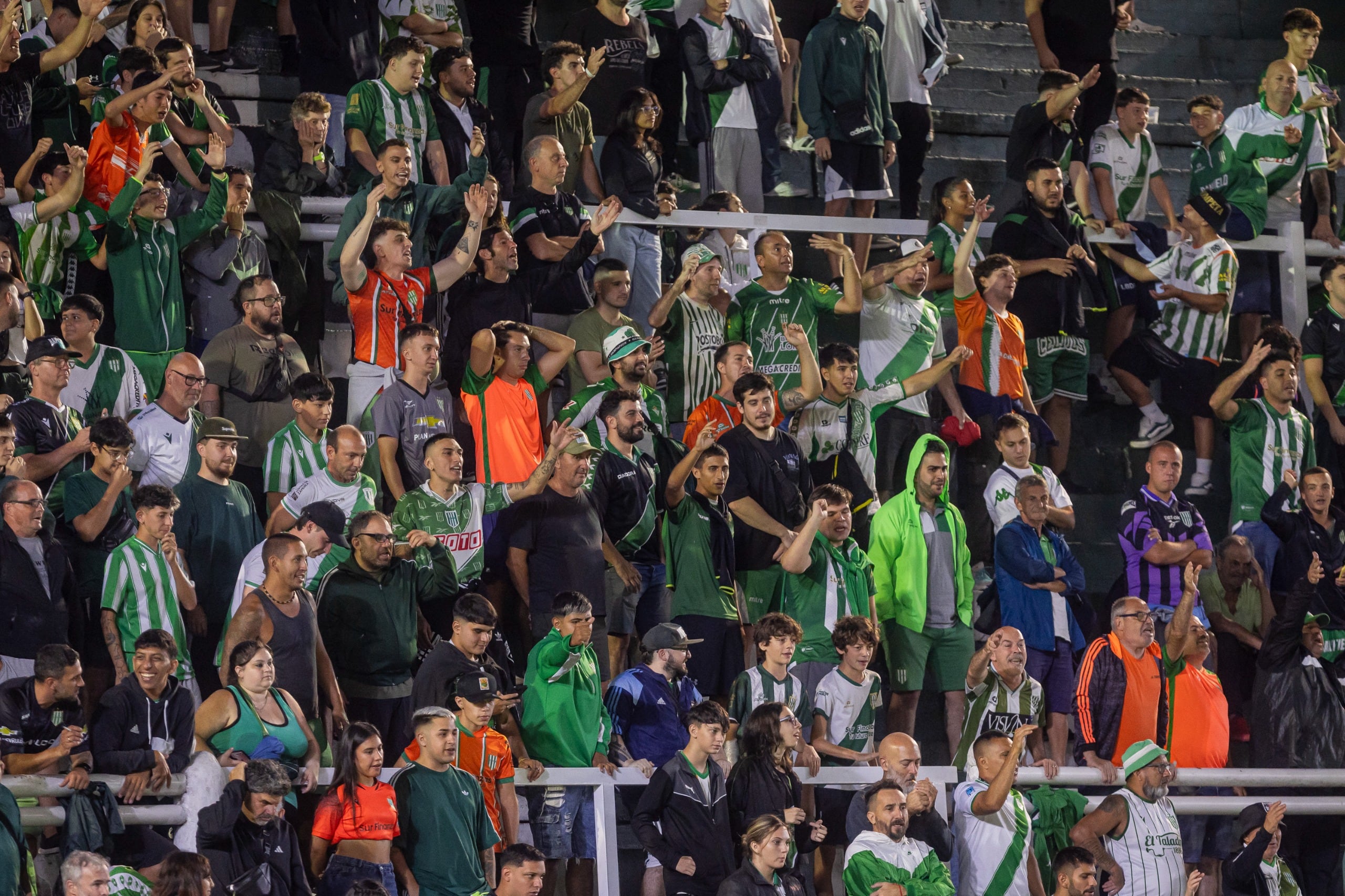 Los hinchas de Banfield amenazaron al árbitro justo antes del pitazo inicial y tras sentirse perjudicados por Lobo Medina en una jugada insultaron a Claudio Tapia, el presidente de AFA.