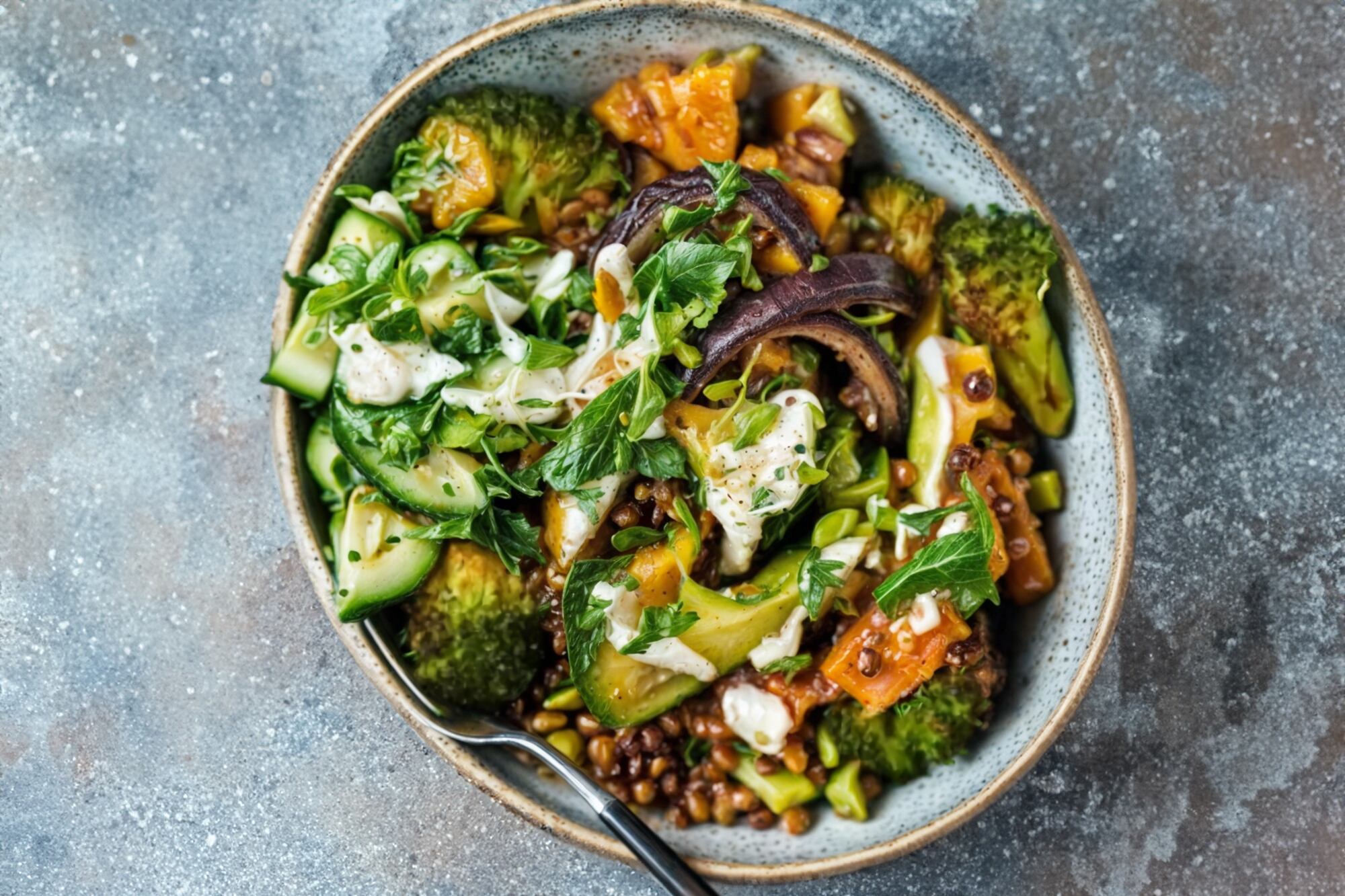 Ensalada de brócoli, lentejas, boniato y semillas