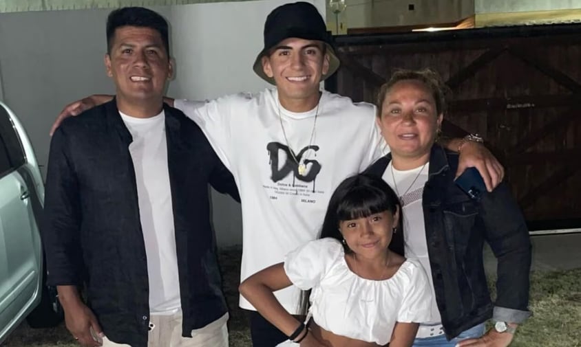 Thiago Almada junto a su familia