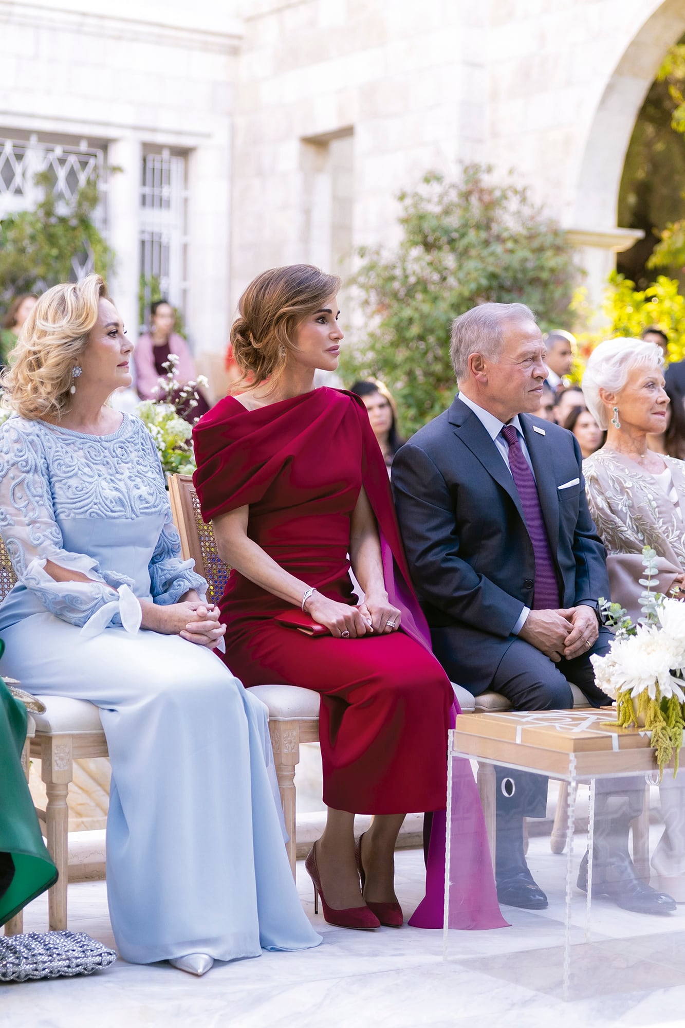 En primera fila, la princesa Alia Tabbaa, primera esposa del príncipe Faisal y madre de la novia, los Reyes, y la princesa Muna, madre del rey Abdalá y segunda esposa de Husseim I