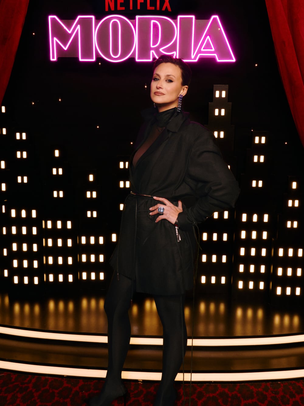Su esposa, Mónica Antonópulos, también forma parte del elenco