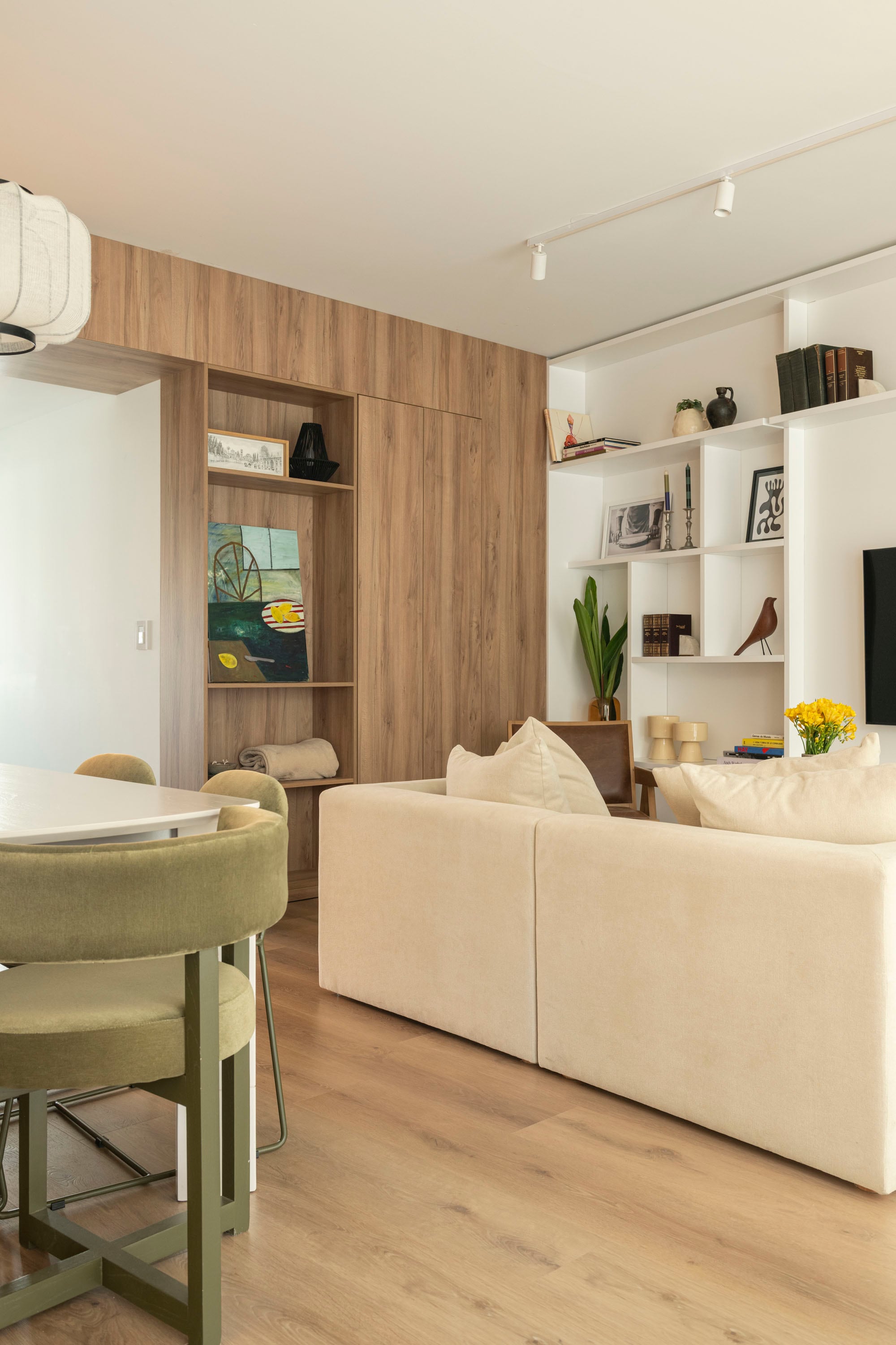 El mueble de guardado en melamina ‘Scotch’ (Faplac) cumple una doble función: oculta un escobero y resuelve estéticamente el encuentro entre una viga y una mocheta. Piso (Patagonia Flooring).