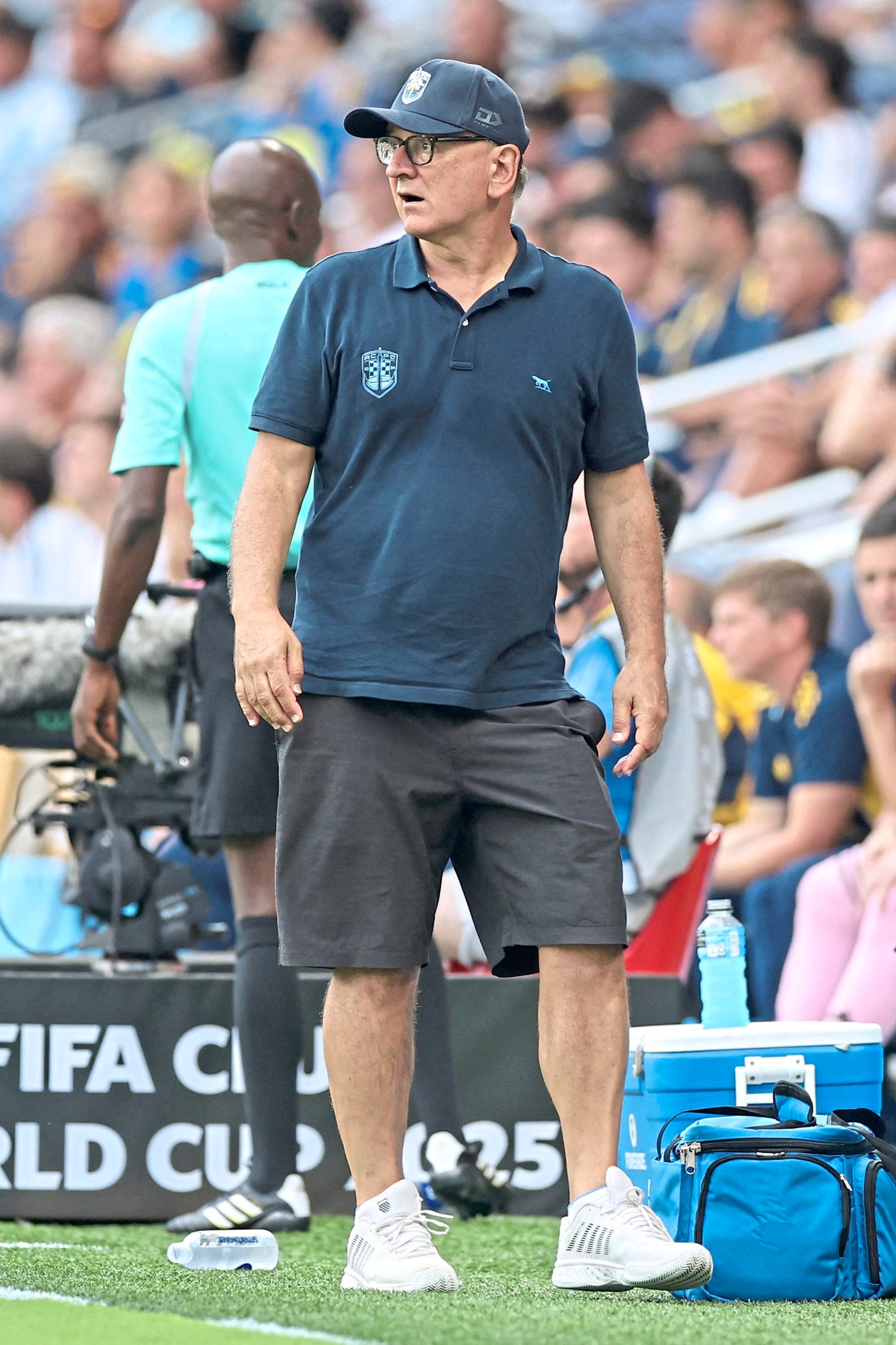 Los jugadores de Auckland City, una vez arribados a Nueva Zelanda, pedirían la destitución de Paul Posa, en principio, por desconocimientos básicos.