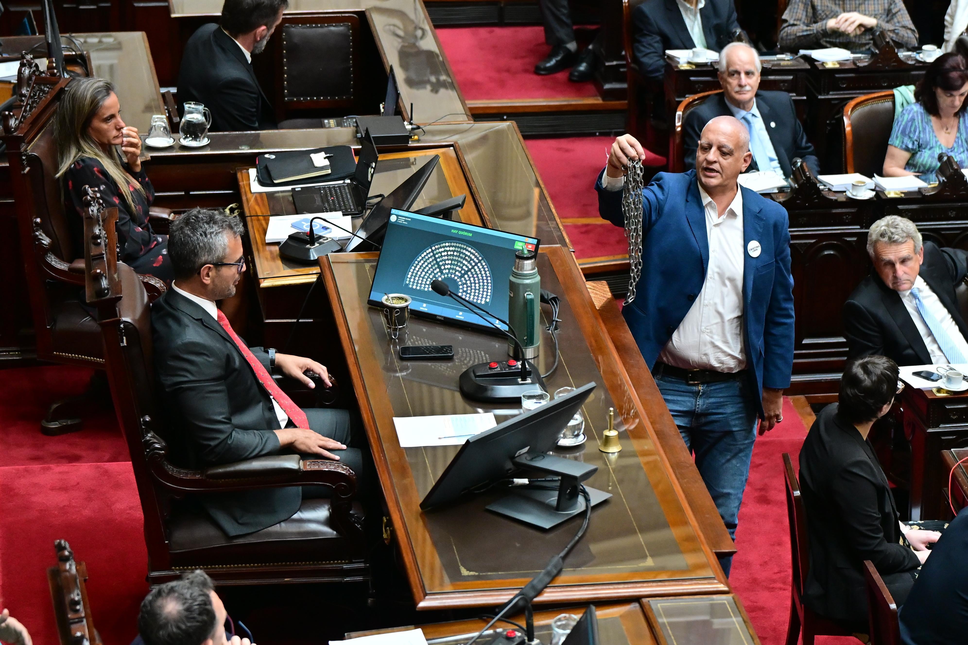 Horacio Pietragalla le entregó una cadena a Martín Menem