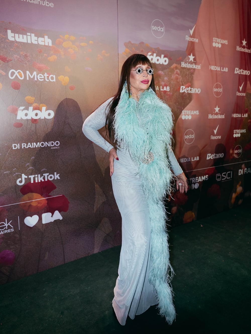Moria Casán, con un vestido en verde agua al cuerpo, que acompañó con una estola a tono con broche plateado a la cintura. ¿El detalle? sus lentes de sol con detalle floral