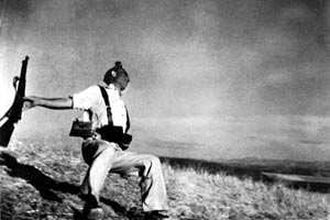 La histórica foto tomada por Robert Capa que muestra a un miliciano republicano abatido por una bala, en 1936, en la Guerra Civil Española