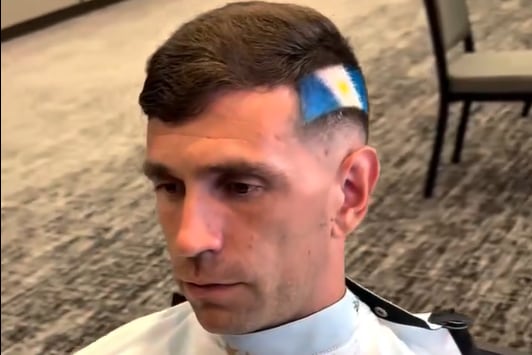 Dibu Martínez volvió a hacerse un peinado loco que recuerda a Qatar 2022: el video