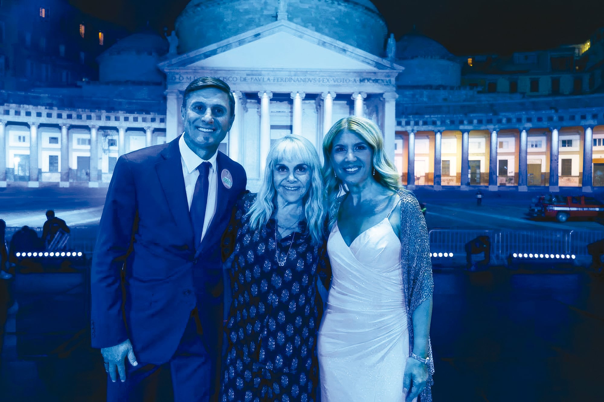 Javier Zanetti, Claudia Villafañe
y Paula de la Fuente posan en
la Piazza del Plebiscito