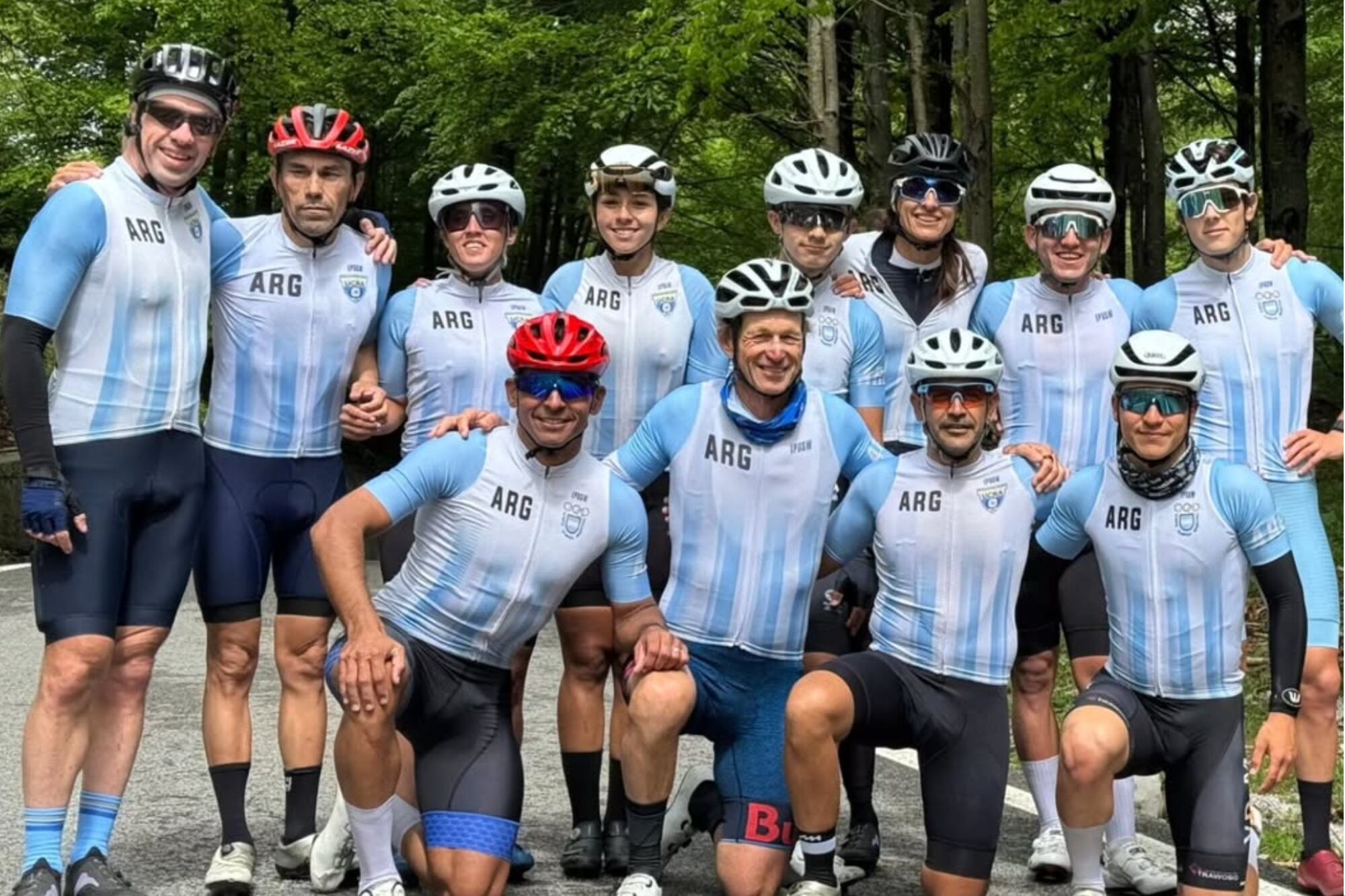 El equipo de ciclistas que recibieron la compañía de Gabriela Sabatini y Santiago Lange