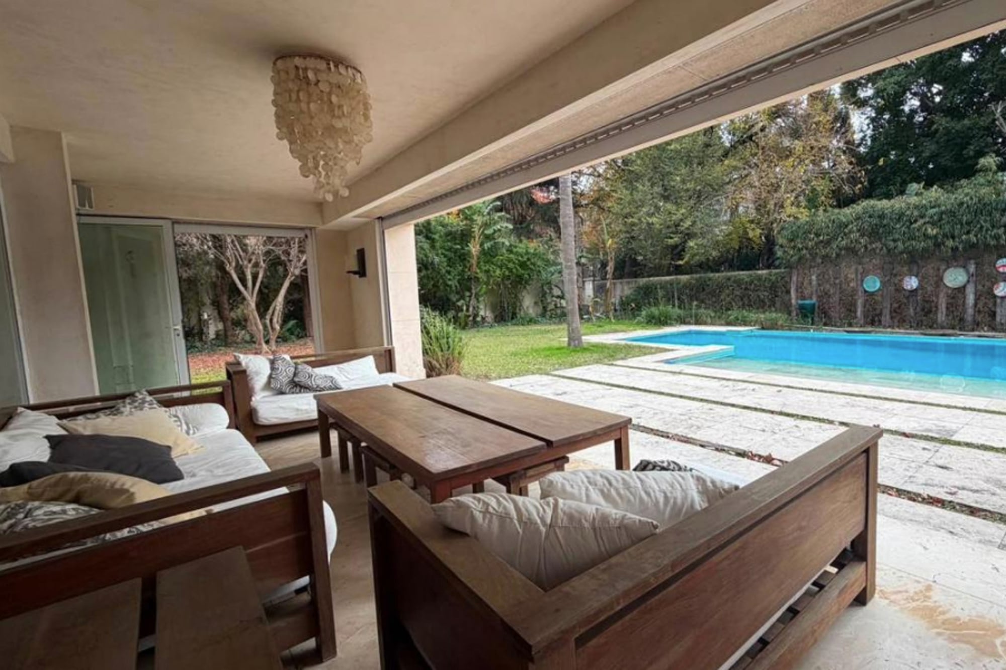 En la plata baja se encuentra un jardín parquizado con fogonero y piscina