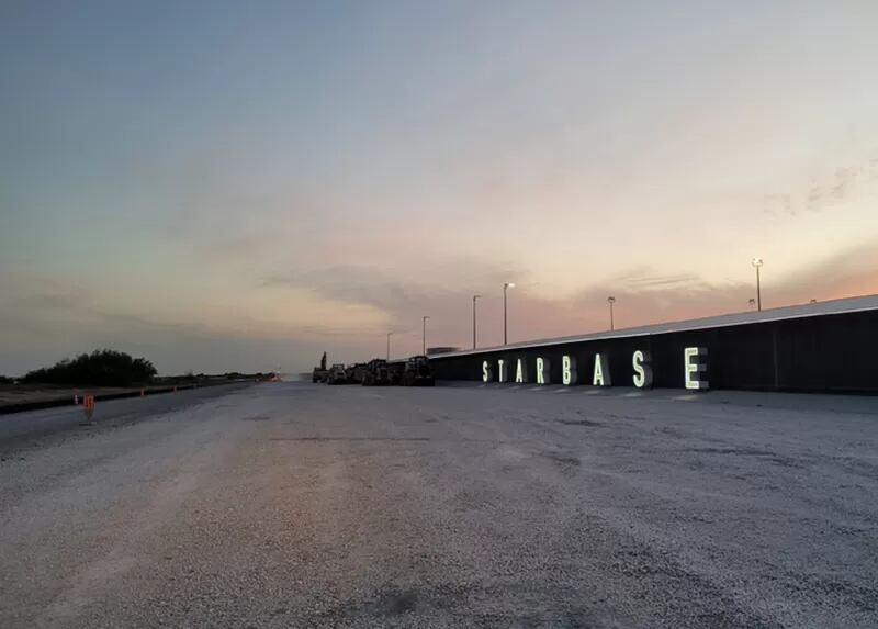 La nueva ley texana habilita a la Comisión Espacial de Texas, con aprobación municipal de Starbase, a ordenar cierres temporales de carreteras y áreas específicas durante las operaciones de lanzamiento de cohetes de SpaceX en Boca Chica
