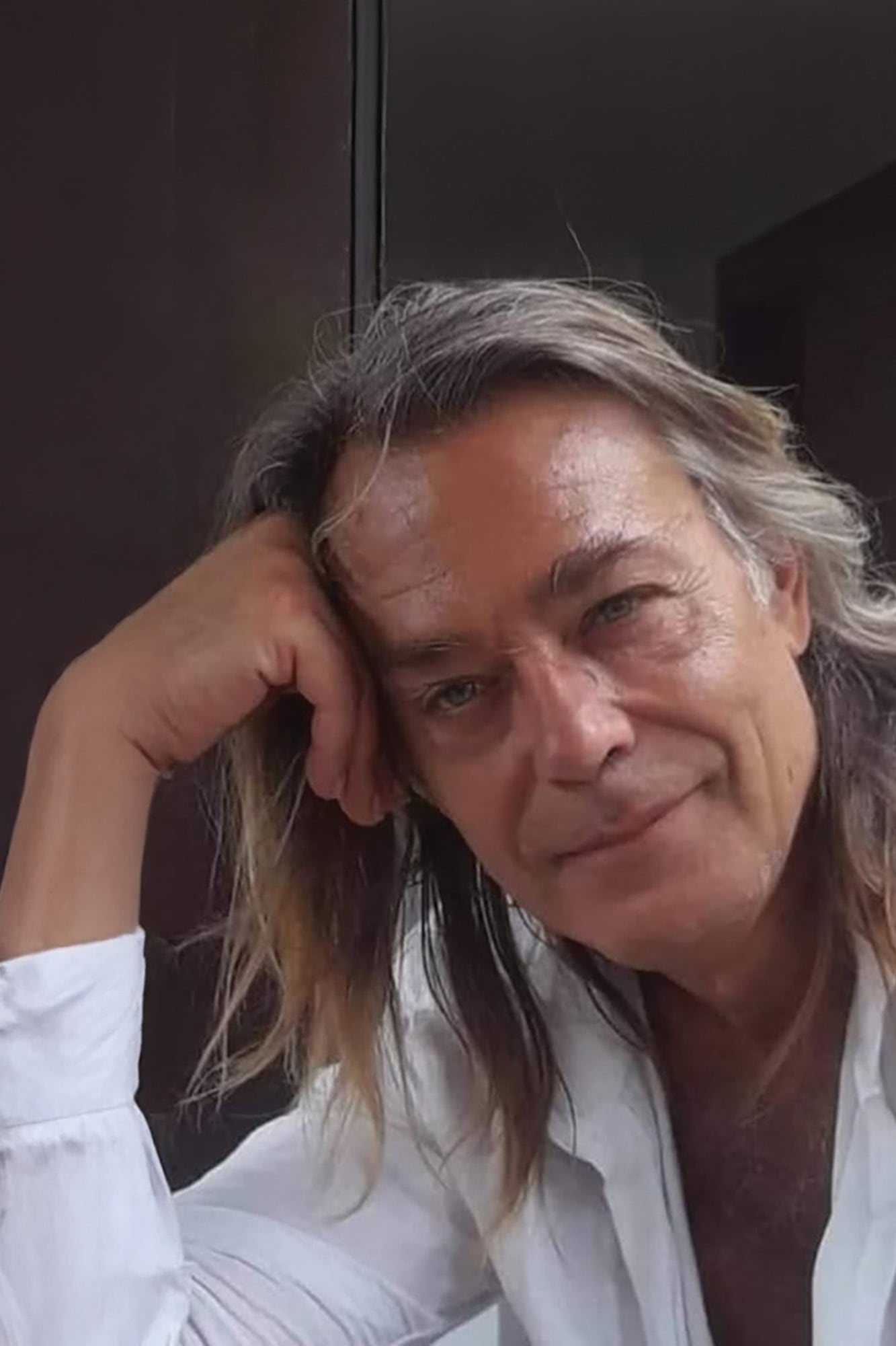 Oscar fue modelo, agente de una agencia de moda, comunicación y marketing en Nueva York y después, en 2020, compró el 50 por ciento de la Pelletteria Modigliani, una fábrica en Caserta, cerca de Nápoles, para lanzar su propia línea de carteras