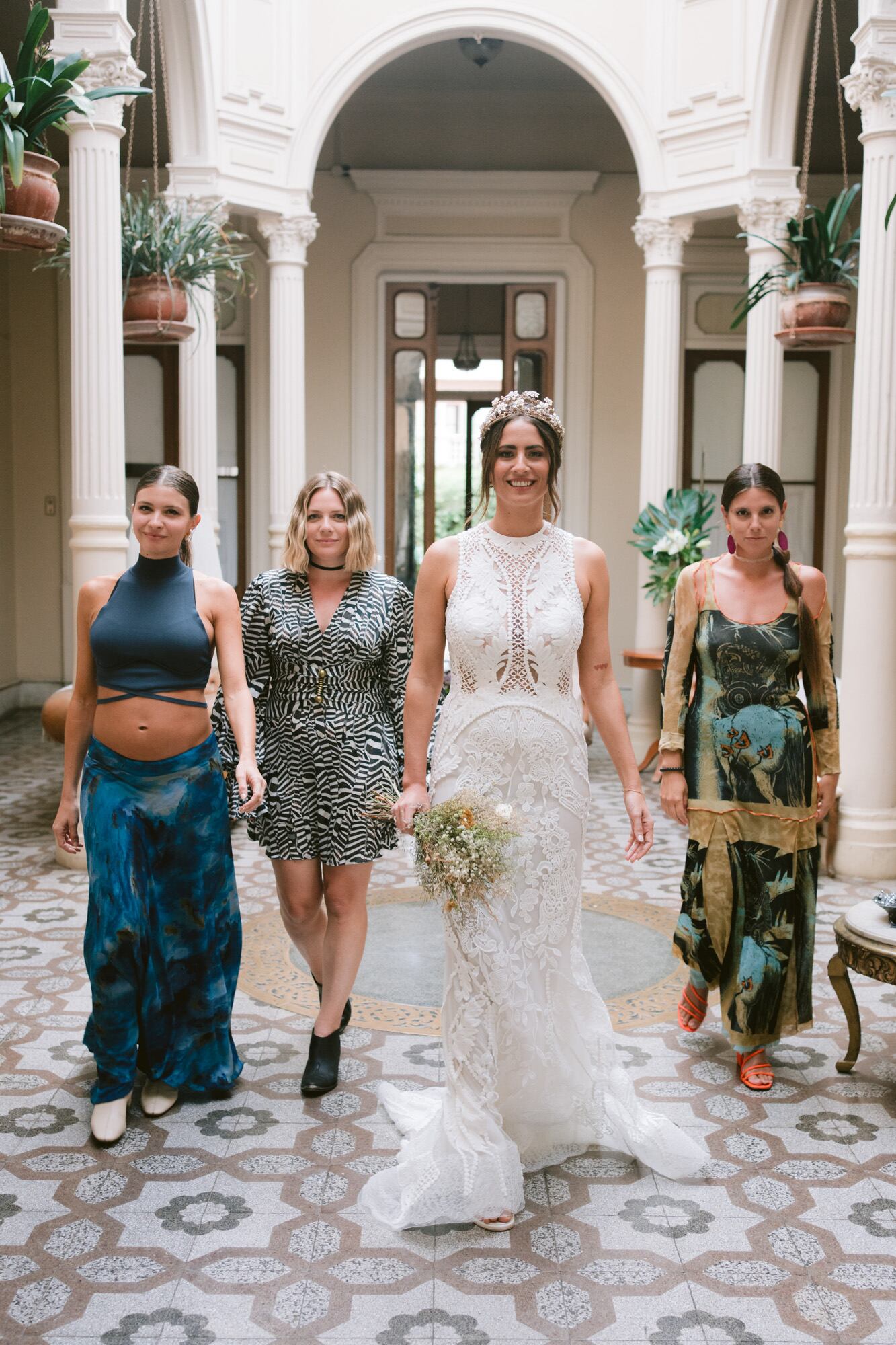 La previa Vicky la pasó en el Hotel El Casco, en San Isidro con su familia y sus amigas. En la foto se la ve con Paula López, Clara Torello y Michelle Pérez.