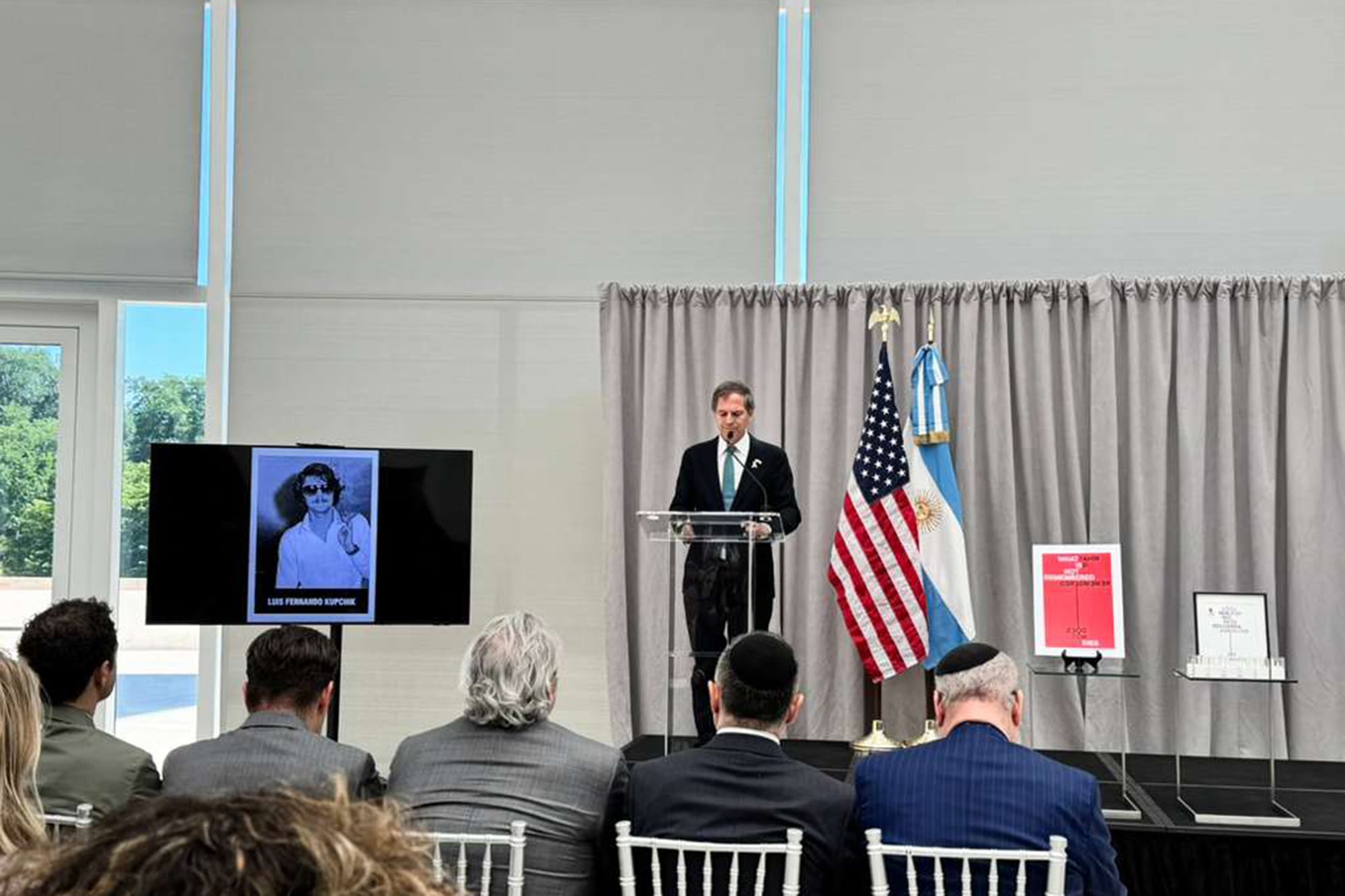 El embajador argentino, Alec Oxenford, en el acto por la AMIA, en Washington.