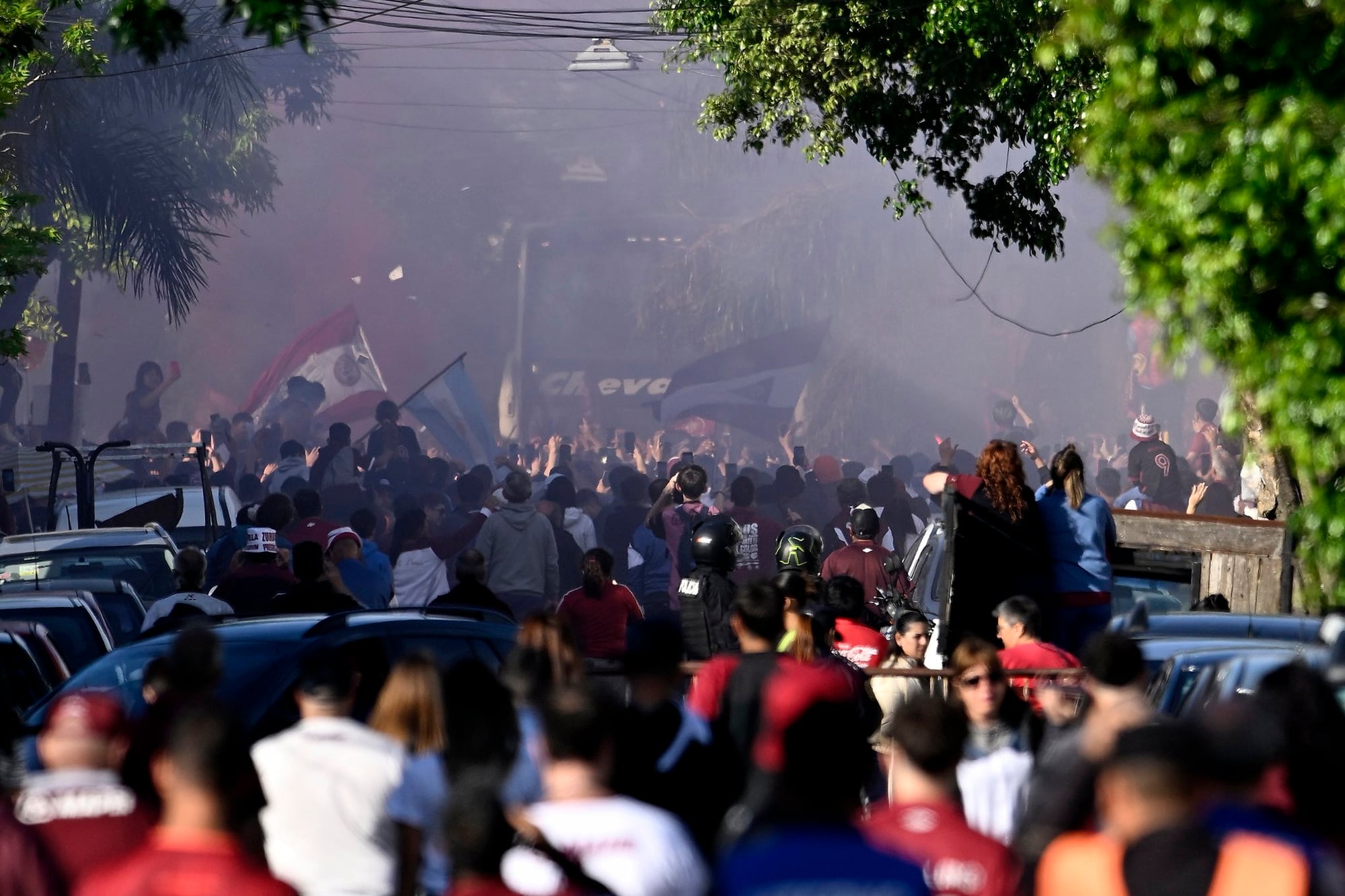 Lanús recibe a Universidad de Chile, por un lugar en la final de la Copa Sudamericana 6 El recibimiento de los hinchas granates al plantel