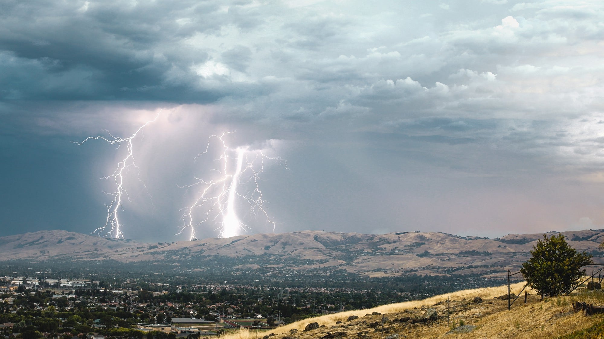 Ante una tormenta eléctrica, los CDC recomiendan mantenerse alejado de árboles, cuerpos de agua y espacios abiertos
