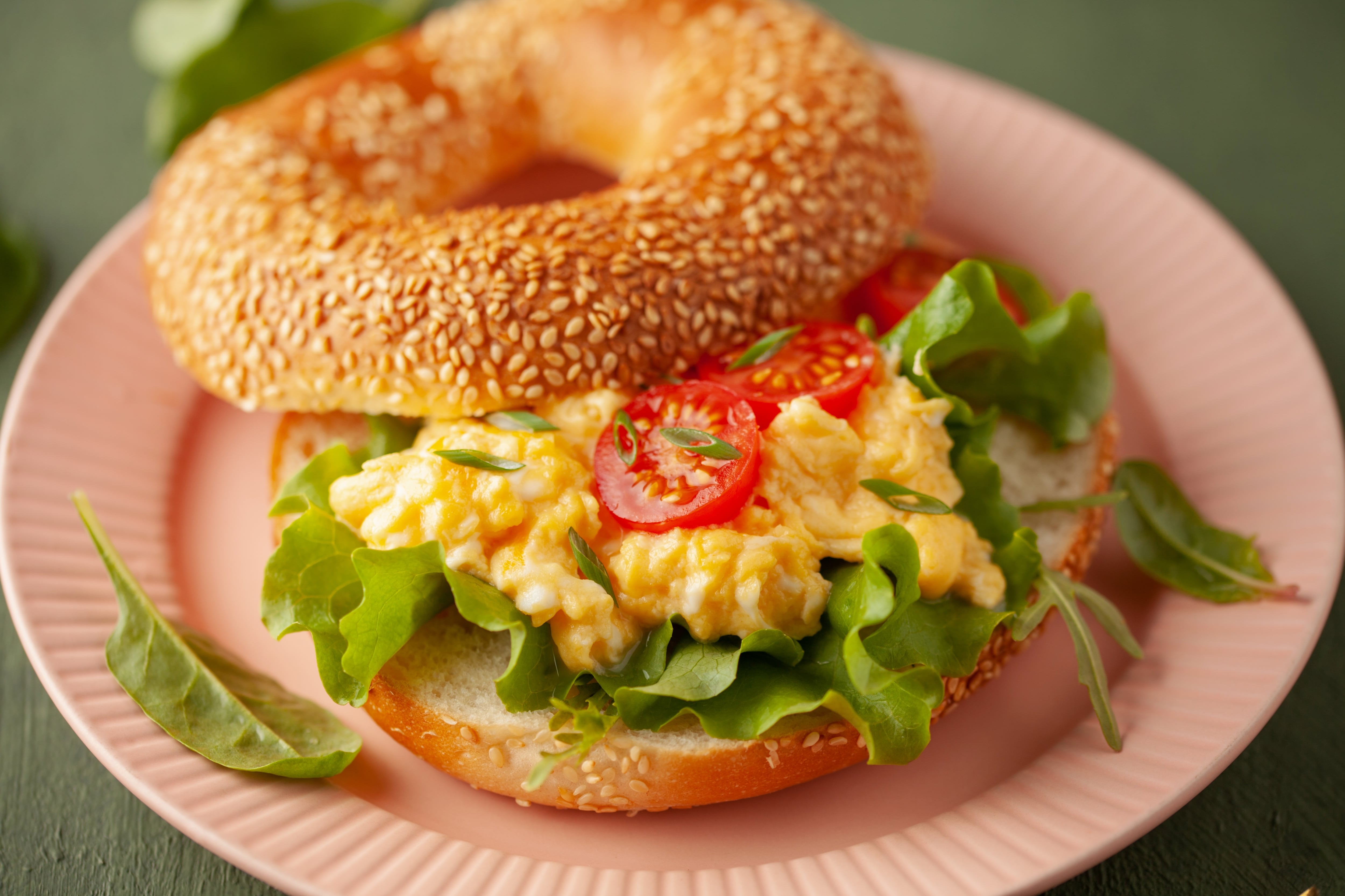 Revelan el desayuno ideal para ganar masa muscular y la duda sobre si debe entrenar en ayunas o no para sus músculos