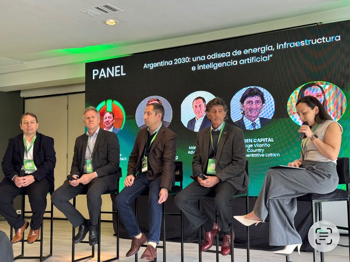 Expertos en centros de datos, conversando en el panel organizado por Schneider Electric