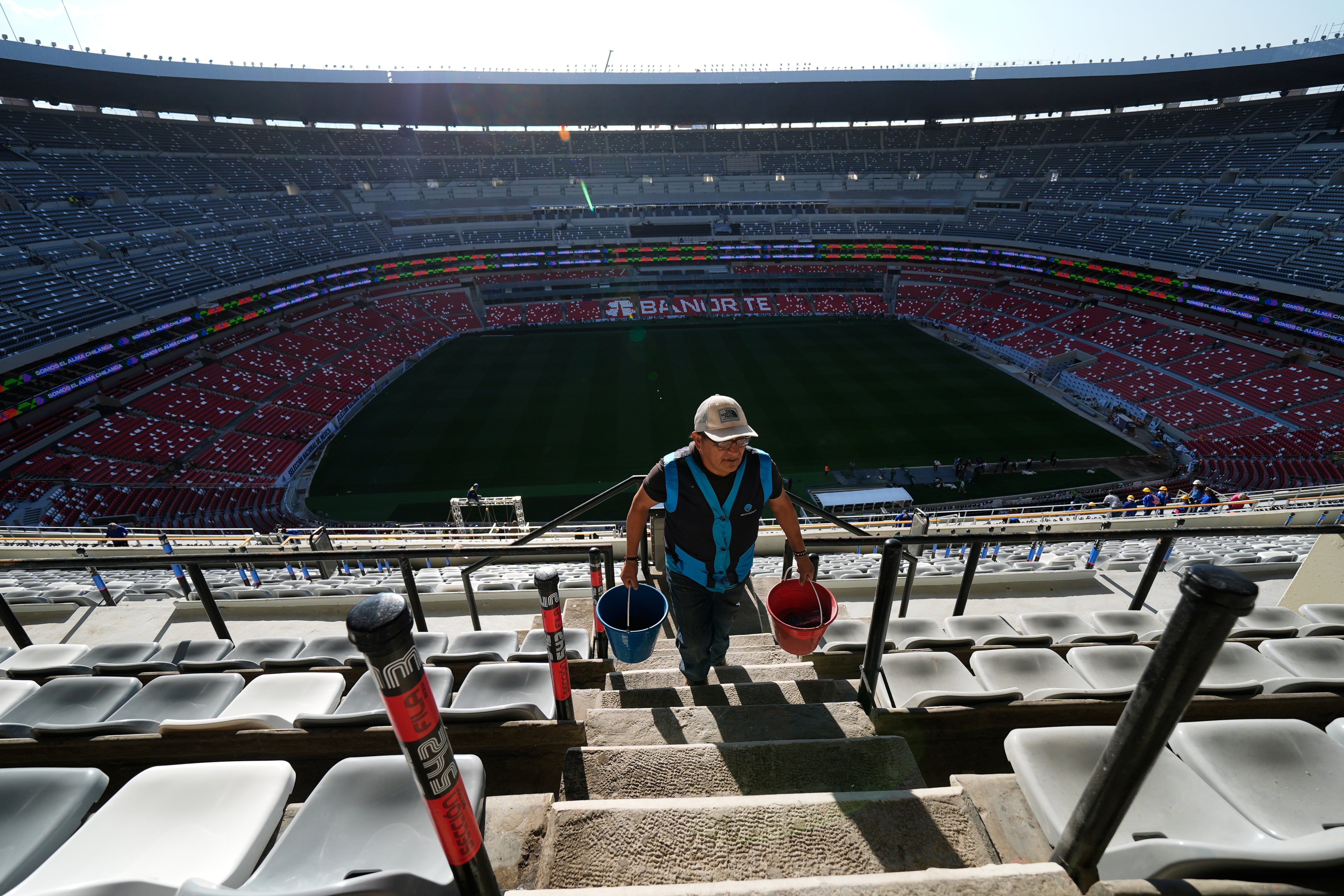 ARCHIVO - Un trabajador en el Estadio Azteca en la Ciudad de México, el jueves 26 de marzo de 2026. (AP Foto/Marco Ugarte)