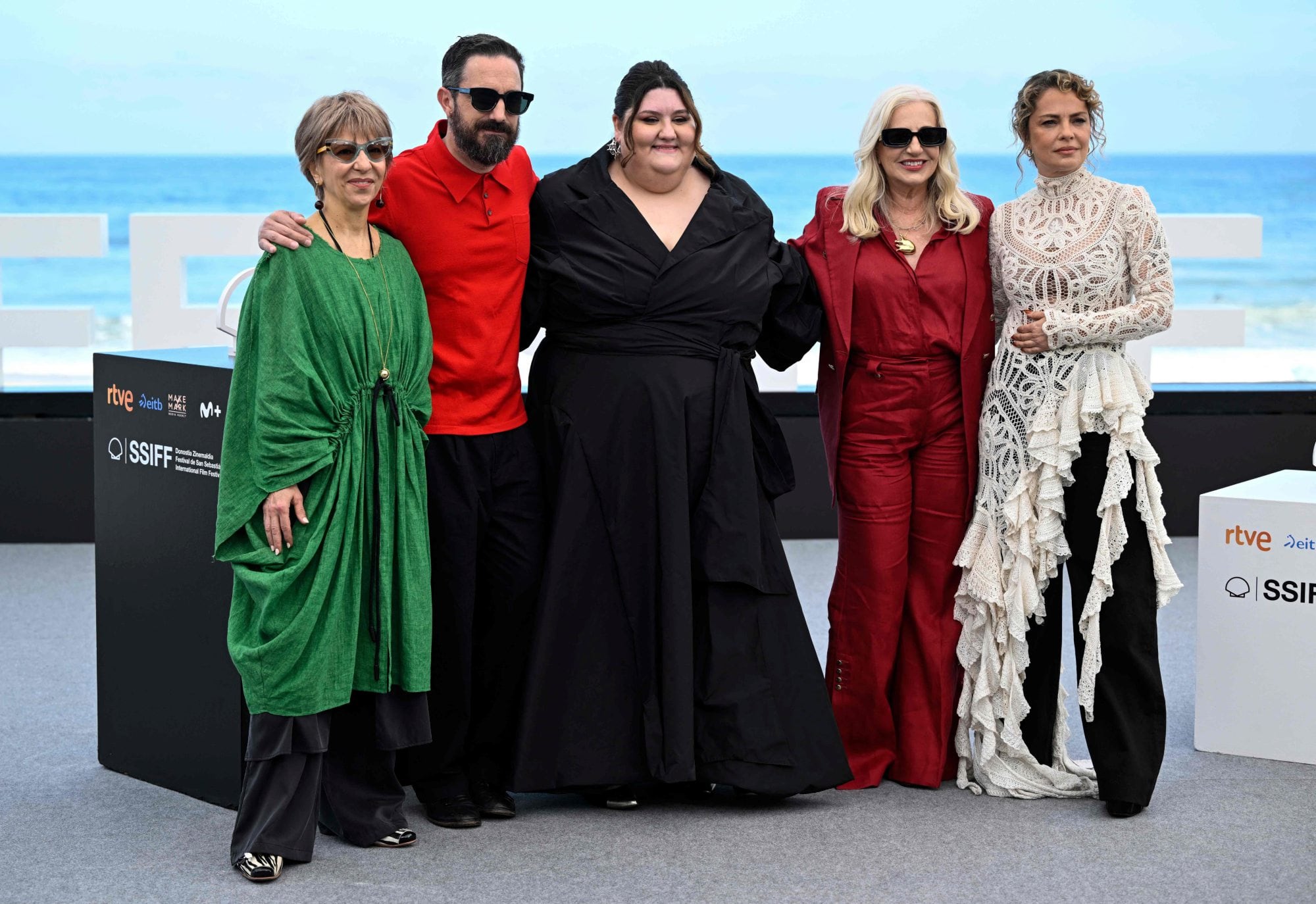 Alejandra Flechner, Pablo Larrain, Carolina Álvarez, Mercedes Morán y Dolores Fonzi posan en la 74ª edición del Festival Internacional de San Sebastián, el pasado 21 de septiembre